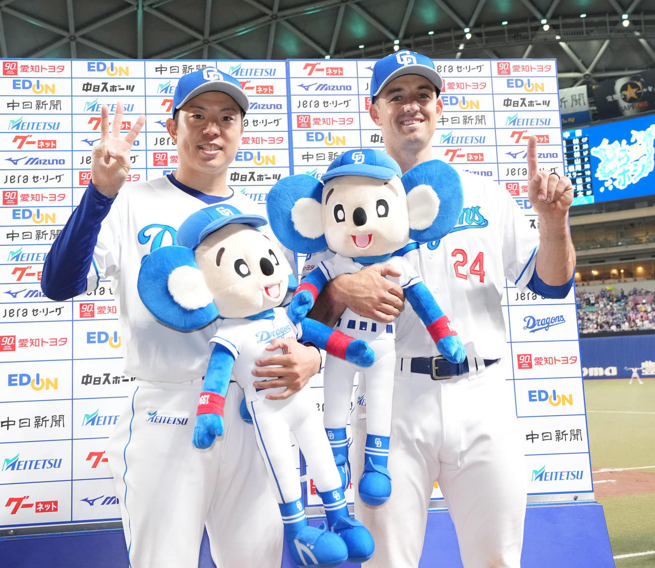 中日対DeNA　ヒーローインタビューを終えポーズを決める（左から）松葉とボスラー（撮影・森本幸一）
