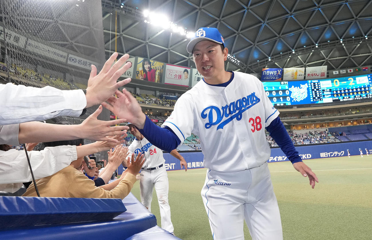中日対DeNA　松葉（右）はヒーローインタビューを終えファンとタッチを交わす（撮影・森本幸一）