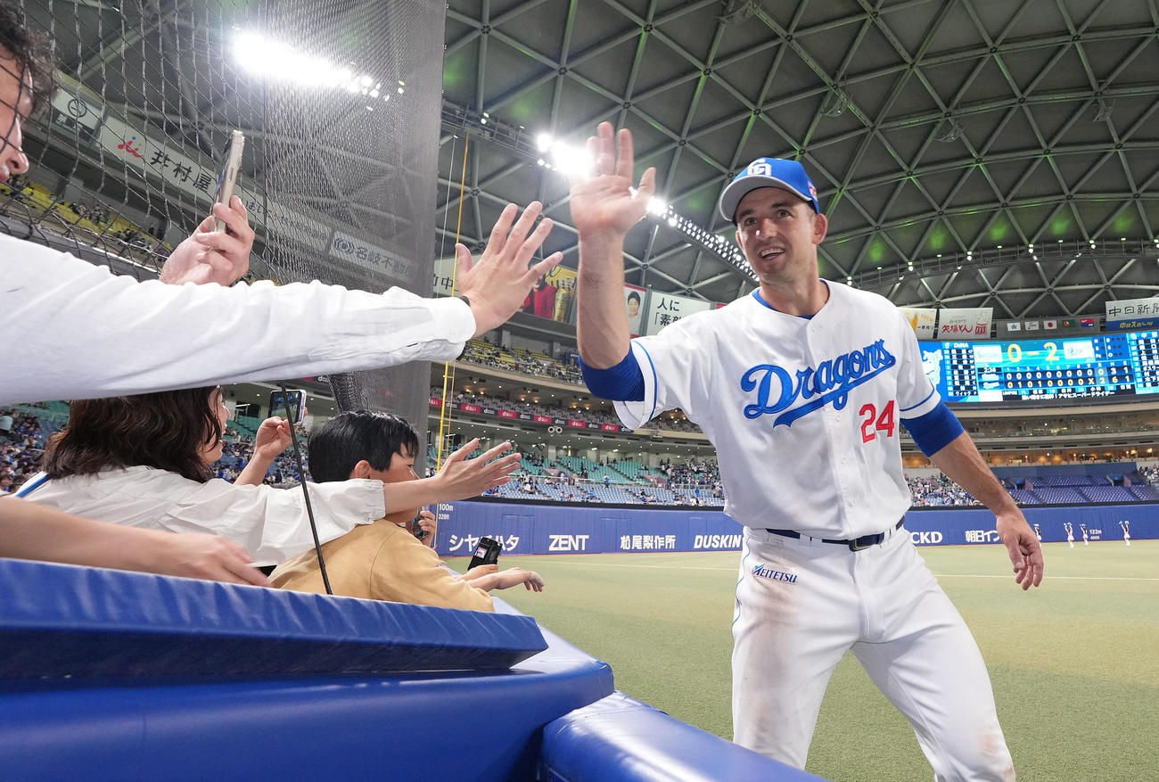 中日対DeNA　ボスラー（右）はヒーローインタビューを終えファンとタッチを交わす（撮影・森本幸一）