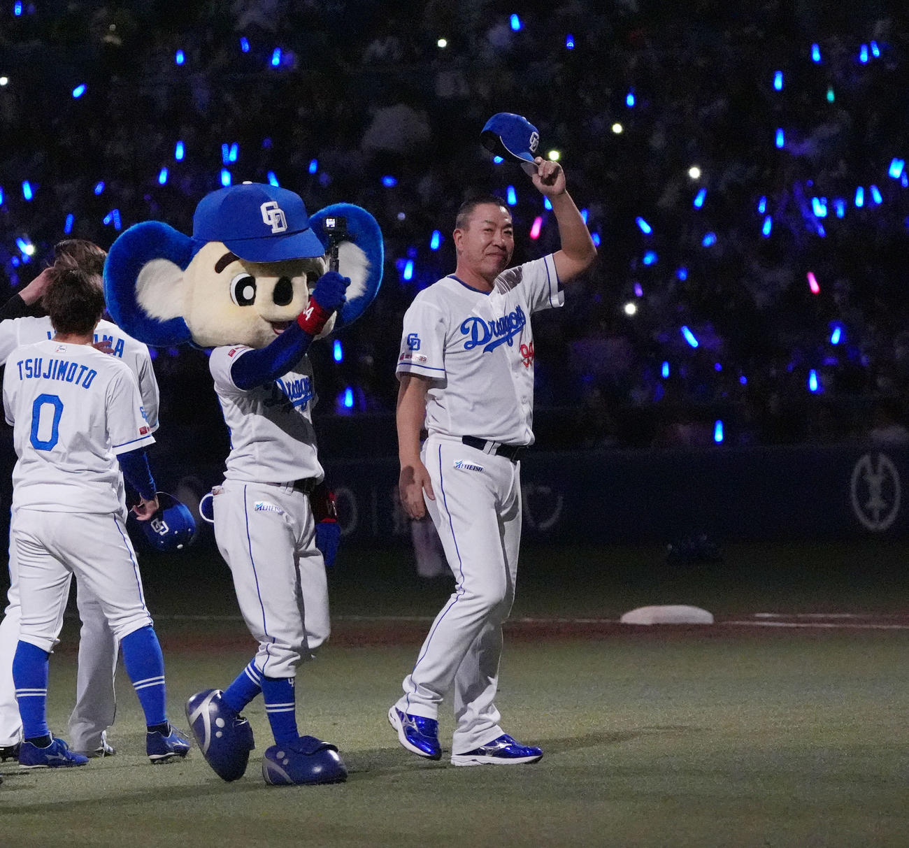 中日対DeNA　試合終了、井上監督（右）はDeNAに勝利しナインと共に観客にあいさつをする（撮影・森本幸一）