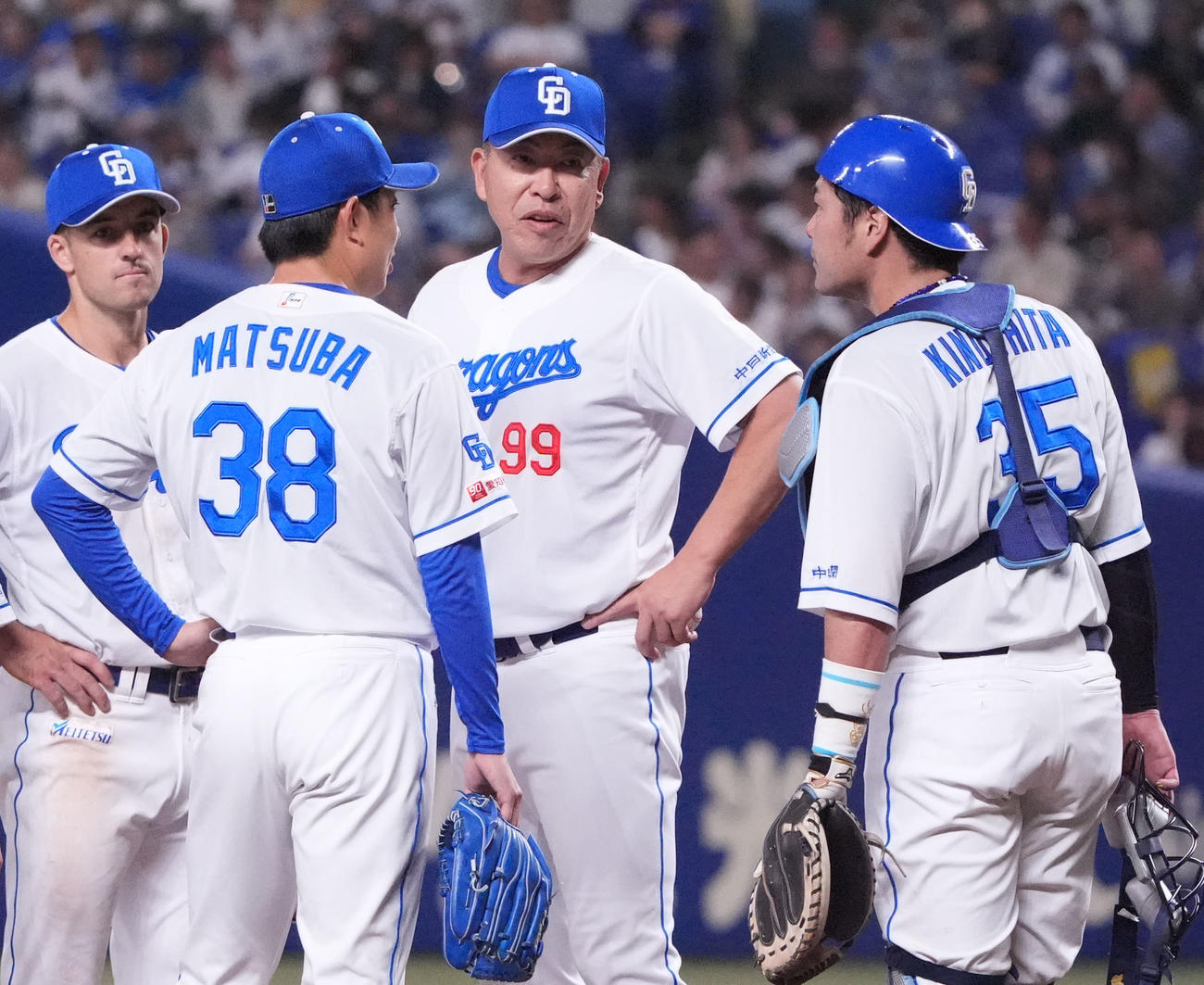 中日対DeNA 7回表DeNA1死一塁、井上監督（右から2人目）は松葉に言葉をかける（撮影・森本幸一）