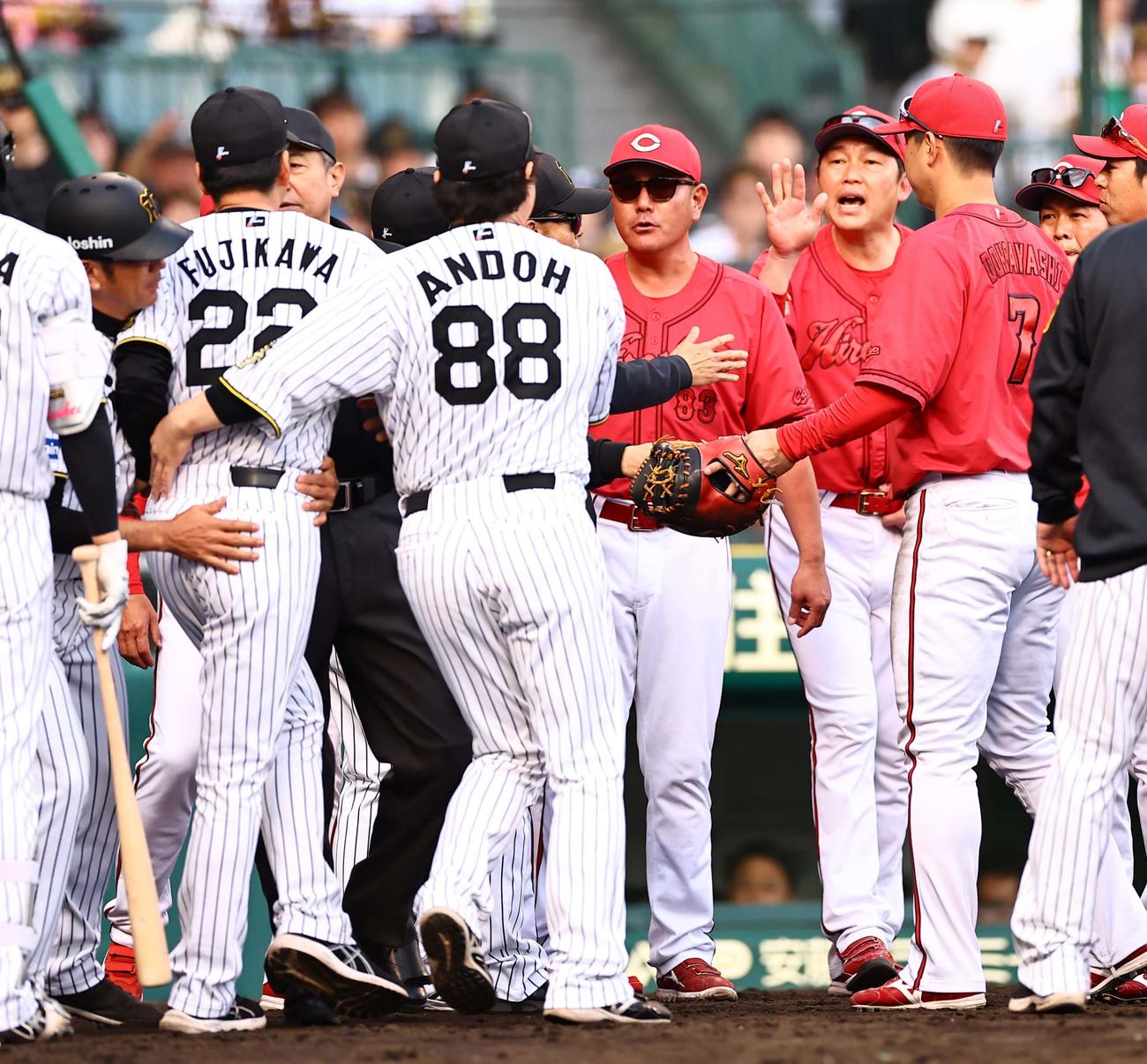 阪神対広島　8回裏阪神1死一、二塁、新井監督（右から4人目）は怒る藤川監督（左から2人目）に声を掛ける（撮影・上田博志）