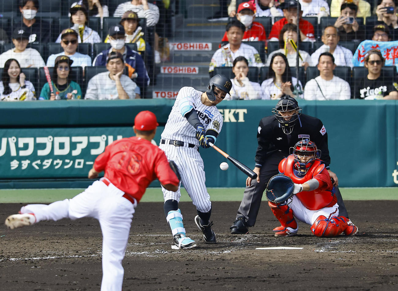阪神対広島　3回裏阪神2死二塁、佐藤輝は右越えに適時二塁打を放つ。投手森（撮影・藤尾明華）