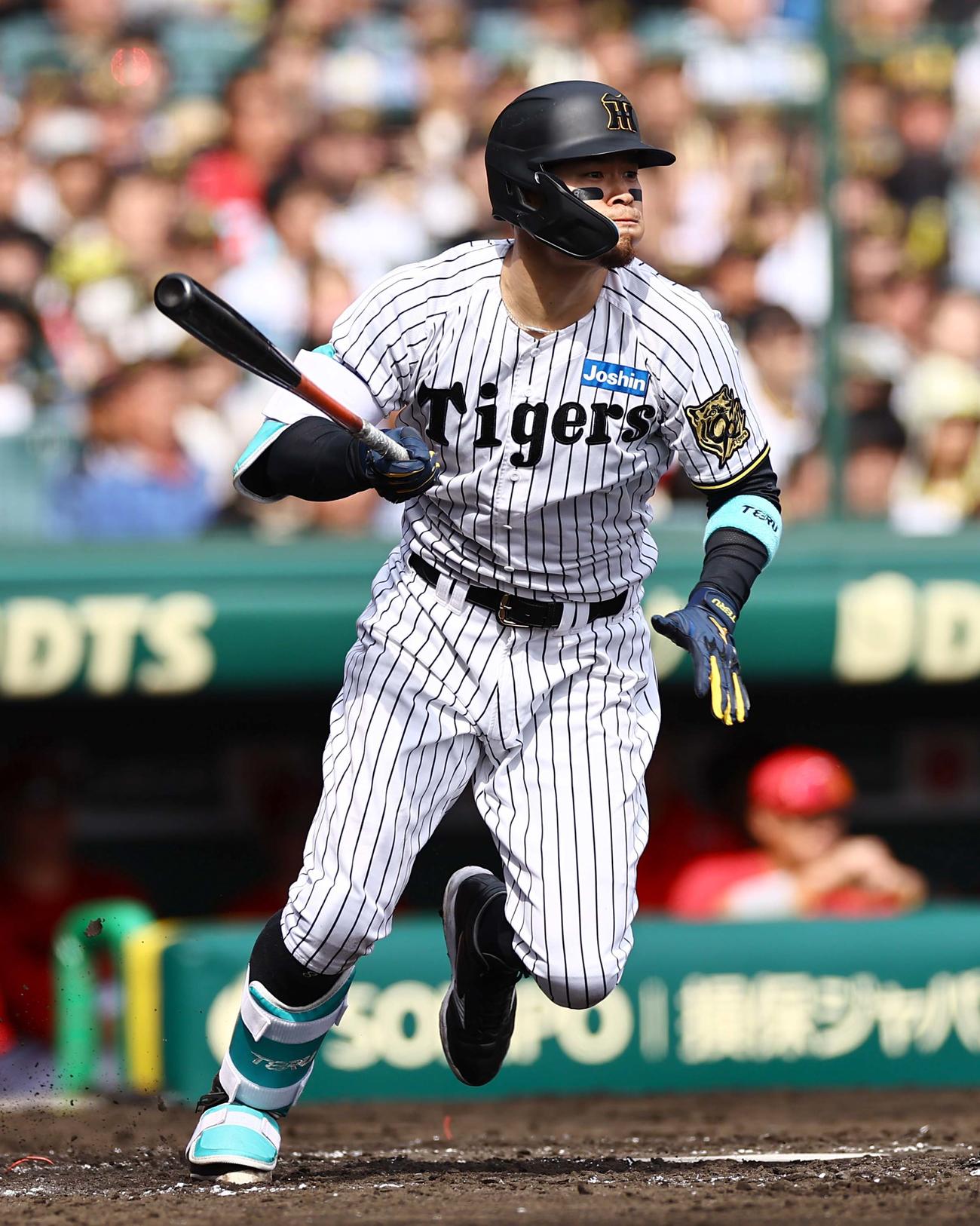 阪神対広島　3回裏阪神2死二塁、佐藤輝は適時二塁打を放つ（撮影・上田博志）