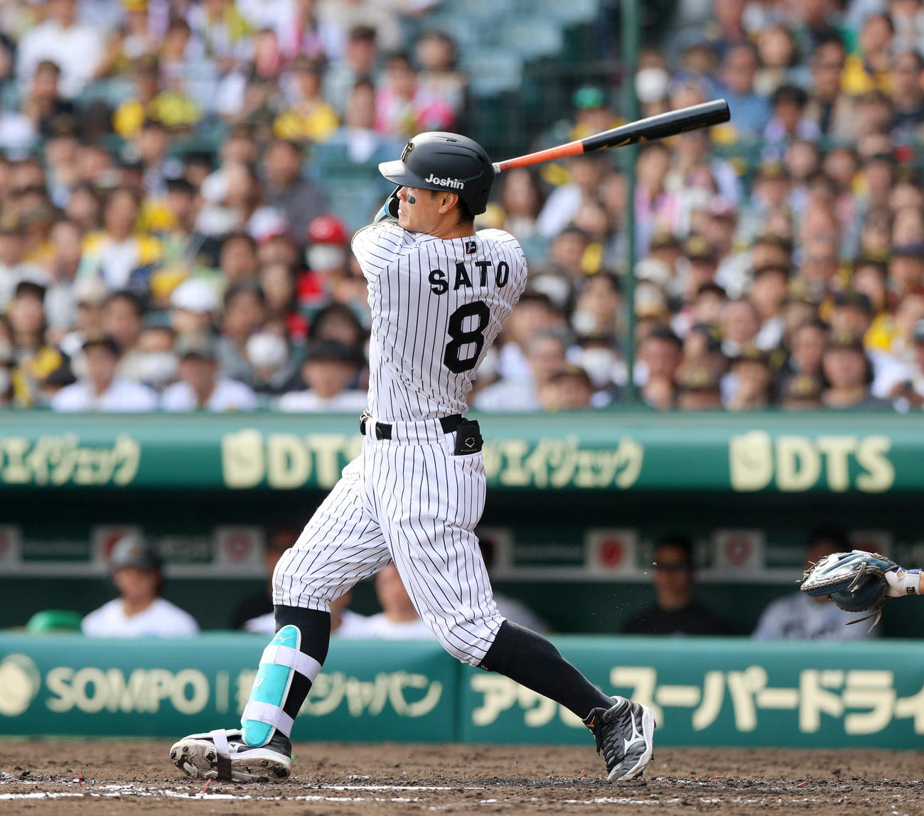 阪神対広島　3回裏阪神2死二塁、佐藤輝は右適時二塁打を放つ（撮影・上山淳一）