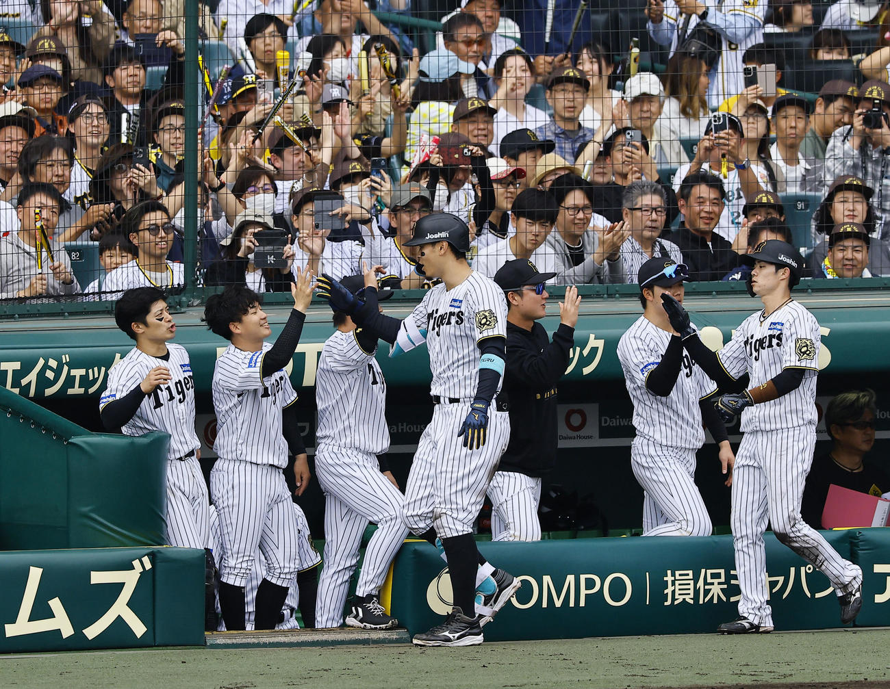 阪神対広島　5回裏阪神1死二、三塁、3点本塁打を放った佐藤輝を出迎える伊原（左から2人目）（撮影・藤尾明華）