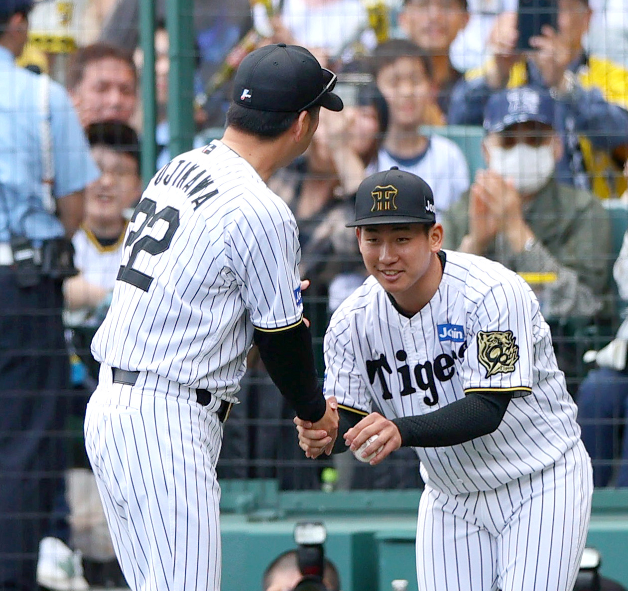 阪神対広島　プロ初勝利をあげた伊原（右）は藤川監督から祝福を受ける（撮影・上山淳一）