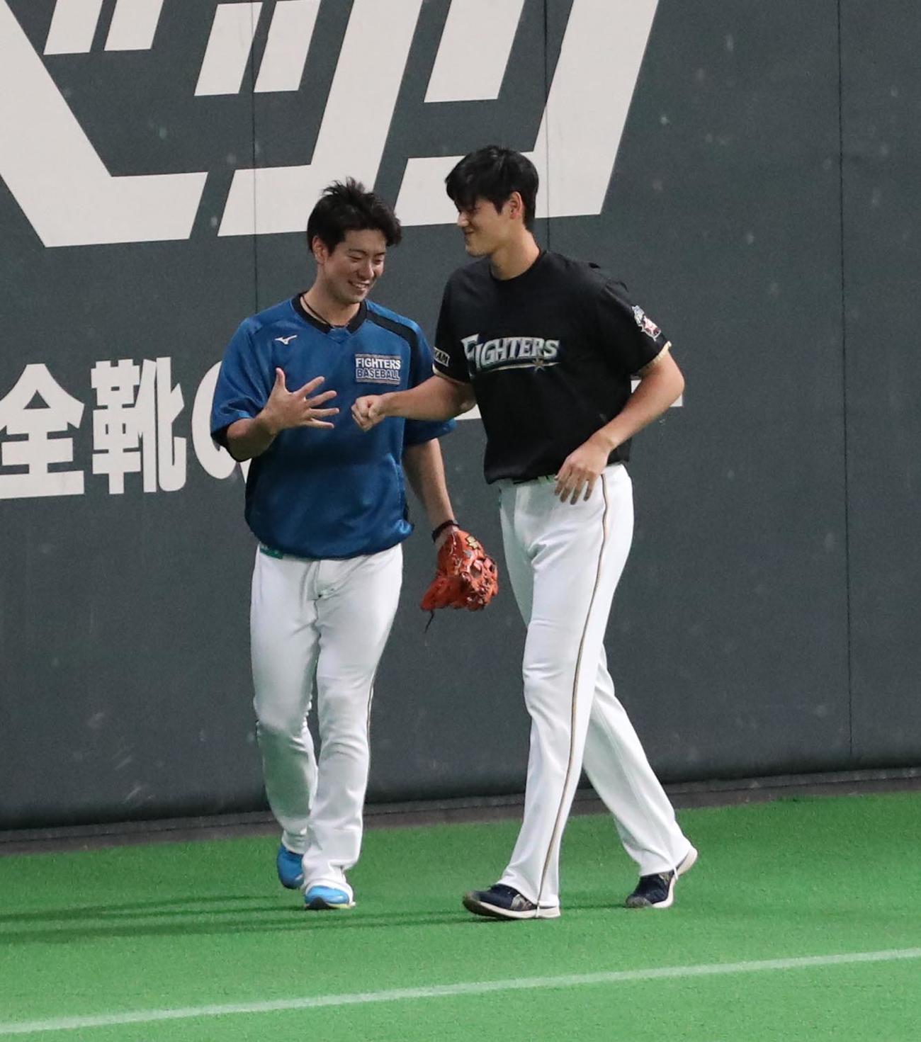 試合前、松本（左）とじゃんけんする日本ハム時代の大谷（右）（2017年10月4日撮影）