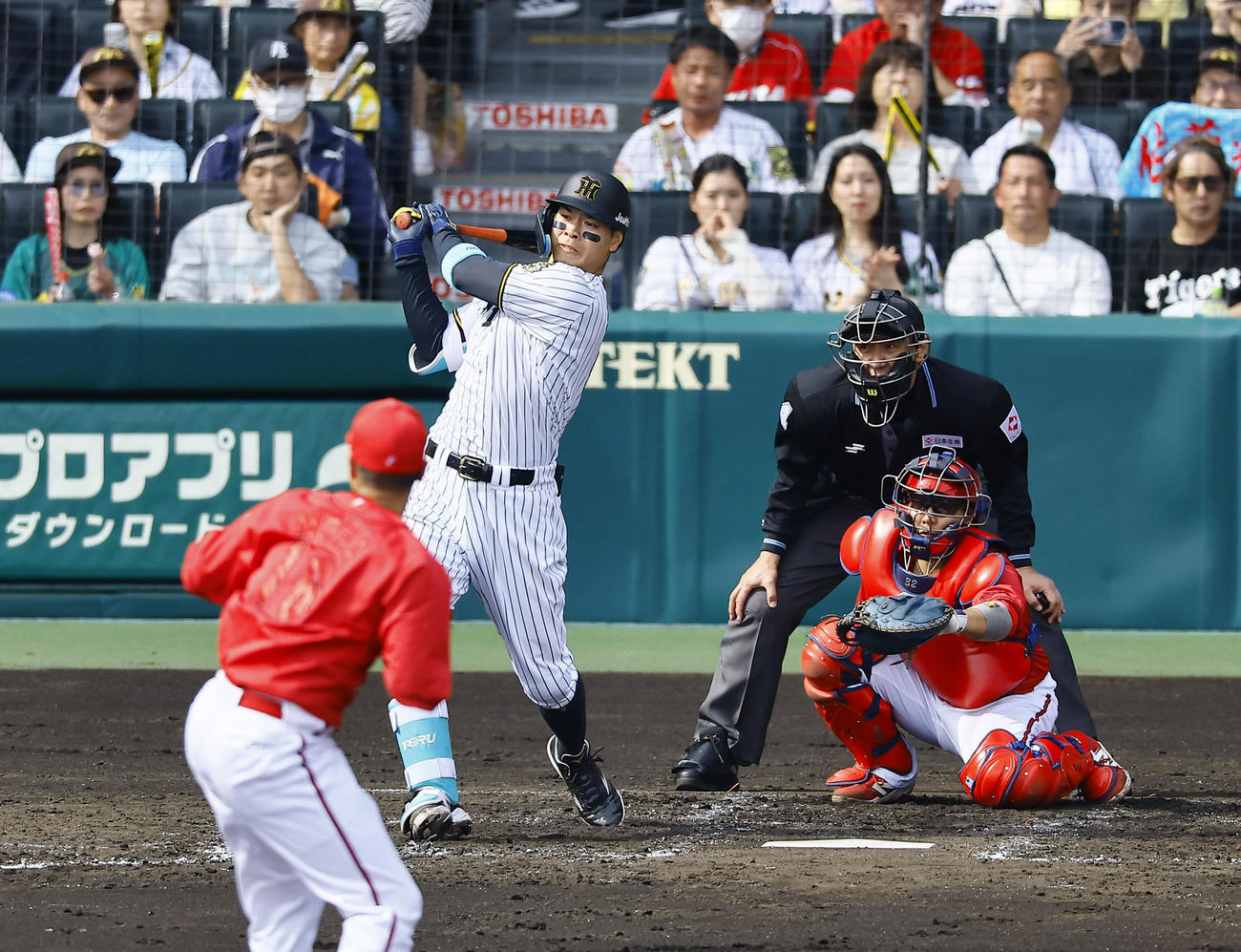 阪神対広島　3回裏阪神2死二塁、佐藤輝は右越えに適時二塁打を放つ。投手森（撮影・藤尾明華）