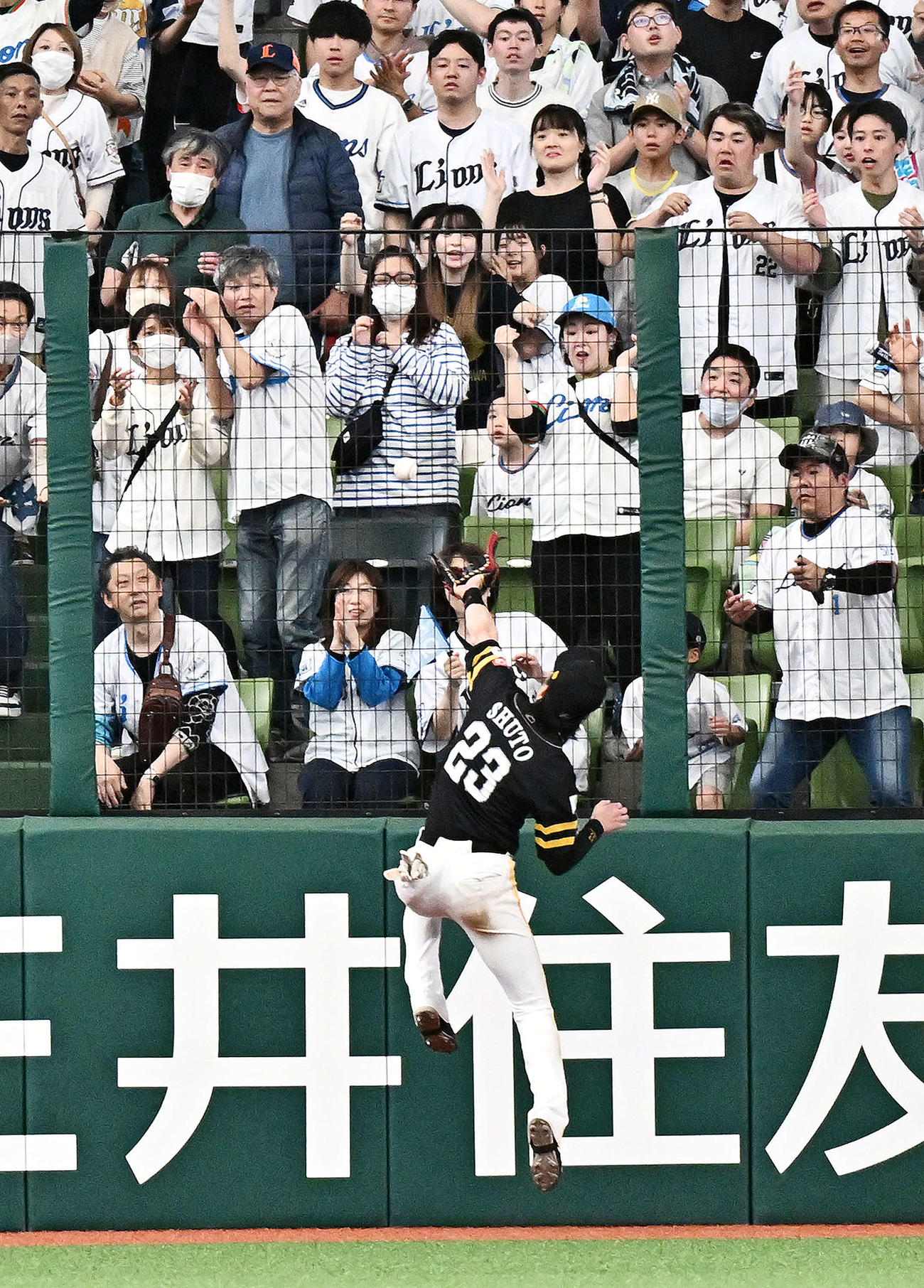 西武対ソフトバンク　9回裏西武1死、ネビンの中飛を好捕する周東（撮影・滝沢徹郎）