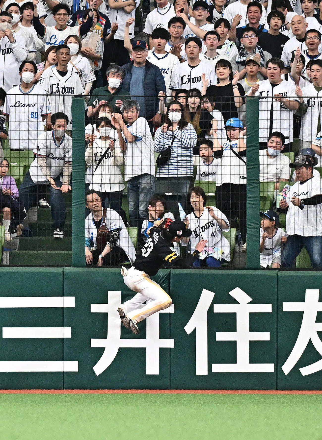 西武対ソフトバンク　9回裏西武1死、ネビンの中飛を好捕する周東（撮影・滝沢徹郎）