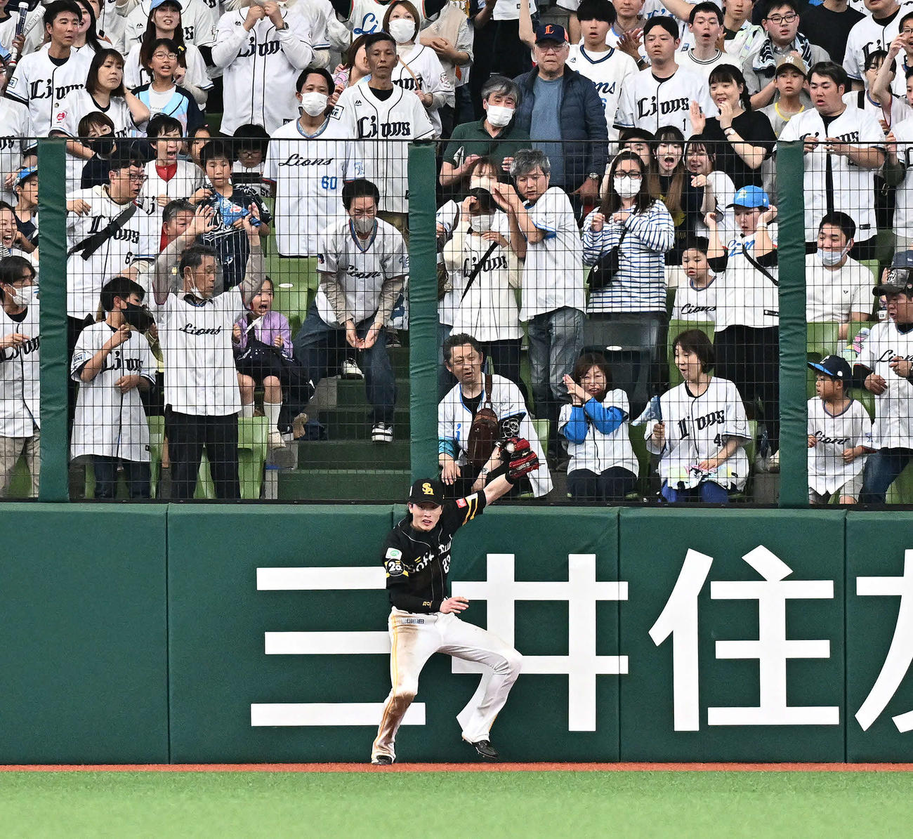西武対ソフトバンク　9回裏西武1死、ネビンの中飛を好捕する周東（撮影・滝沢徹郎）