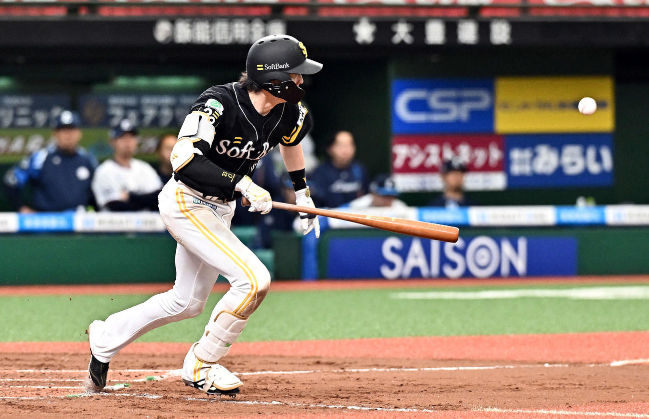 西武対ソフトバンク　9回表ソフトバンク2死、周東はセーフティーバントを決める（撮影・滝沢徹郎）