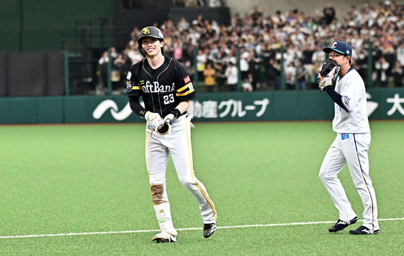 西武対ソフトバンク　9回表ソフトバンク2死、周東（左）はセーフティーバントを決め笑顔を見せる。二塁手児玉（撮影・滝沢徹郎）