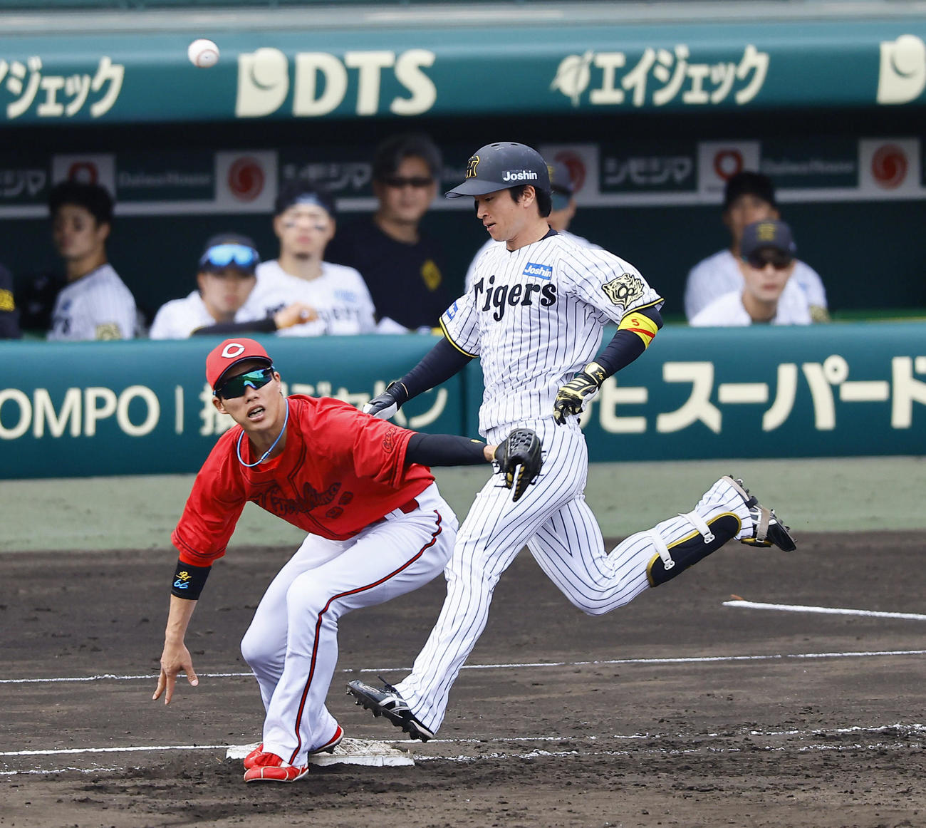 阪神対広島　5回裏阪神無死、二塁内野安打を放ち一塁へ駆け込む近本。野手二俣（撮影・藤尾明華）