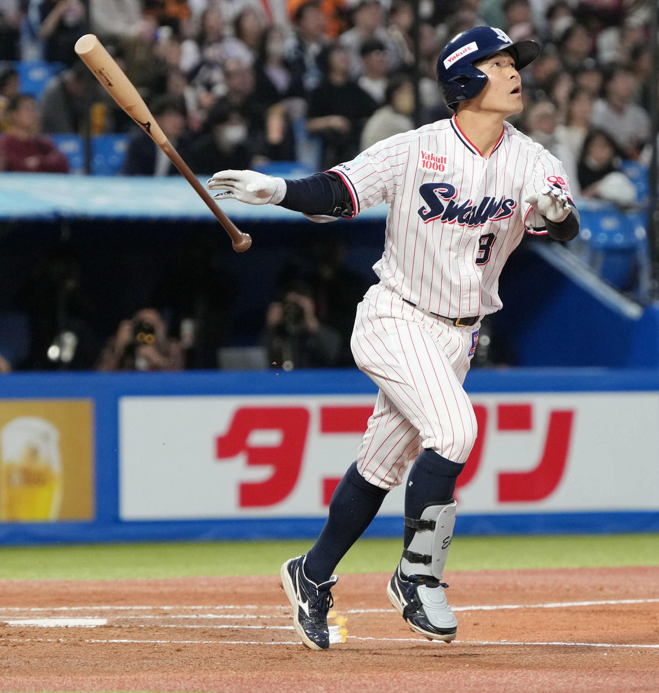 ヤクルト対巨人　1回裏ヤクルト1死一塁、茂木は右越えに先制2点本塁打を放つ（撮影・小沢裕）