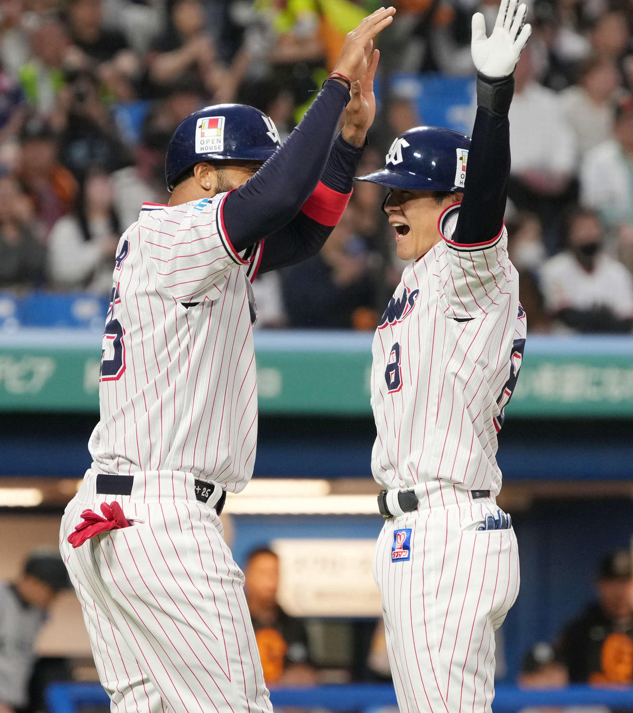 ヤクルト対巨人　1回裏ヤクルト1死一塁、茂木は右越えに先制2点本塁打を放ちサンタナ（左）の祝福を受ける（撮影・小沢裕）