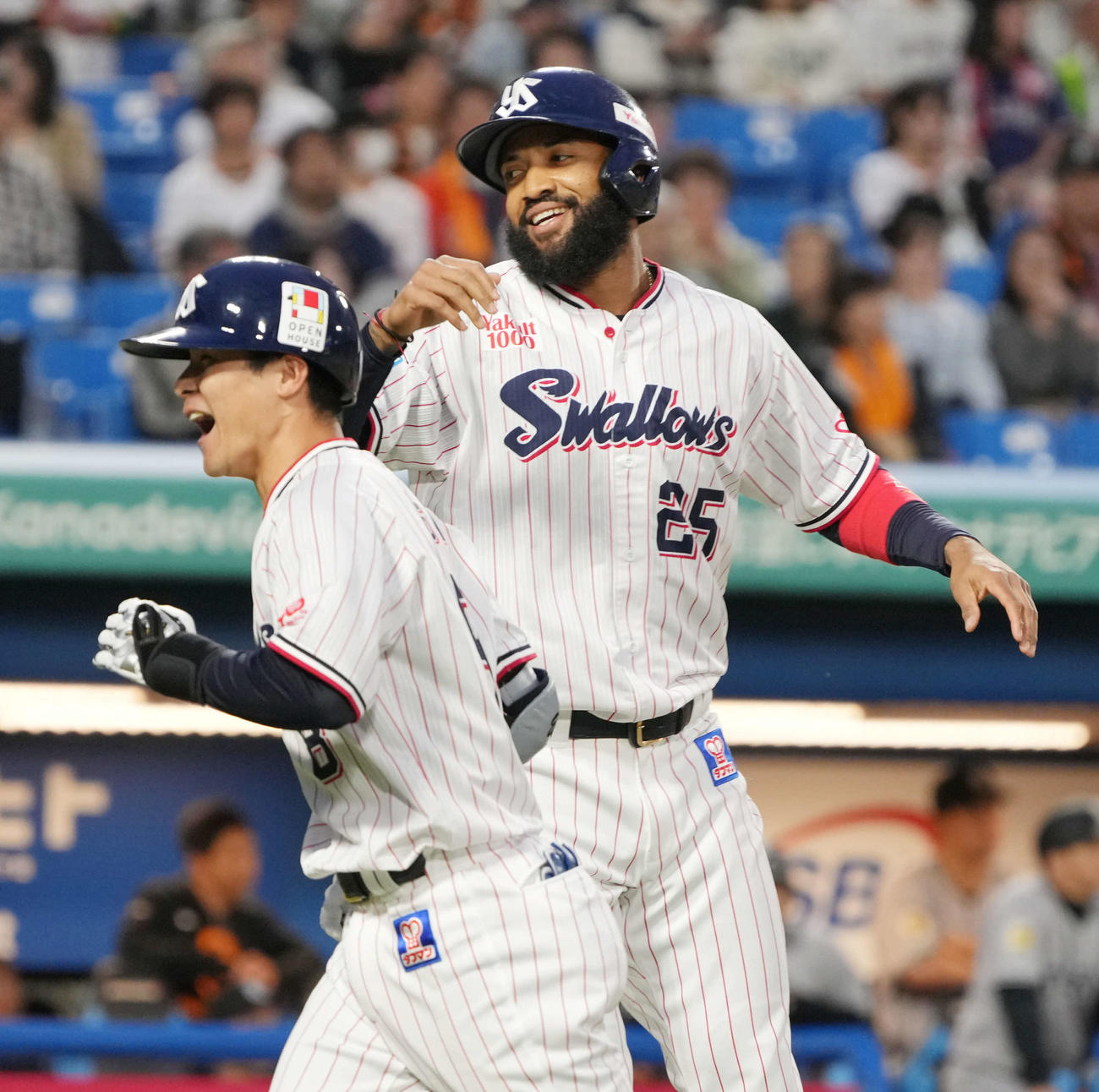 ヤクルト対巨人　1回裏ヤクルト1死一塁、茂木は右越えに先制2点本塁打を放ちサンタナ（右）の祝福を受ける（撮影・小沢裕）