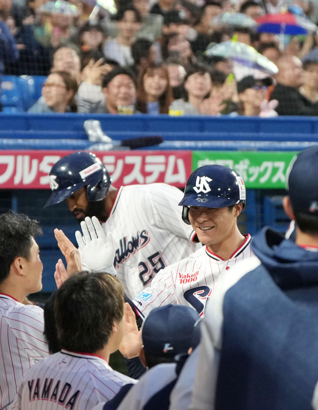 ヤクルト対巨人　1回裏ヤクルト1死一塁、茂木（右）は右越えに先制2点本塁打を放ちベンチのナインの祝福を受ける。後方はサンタナ（撮影・小沢裕）