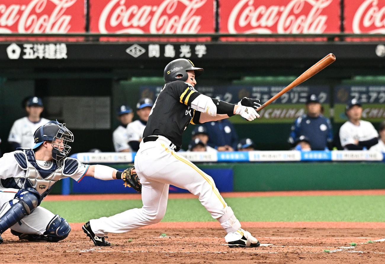 西武対ソフトバンク　3回表ソフトバンク1死一、三塁、栗原は右前適時打を放つ（撮影・滝沢徹郎）