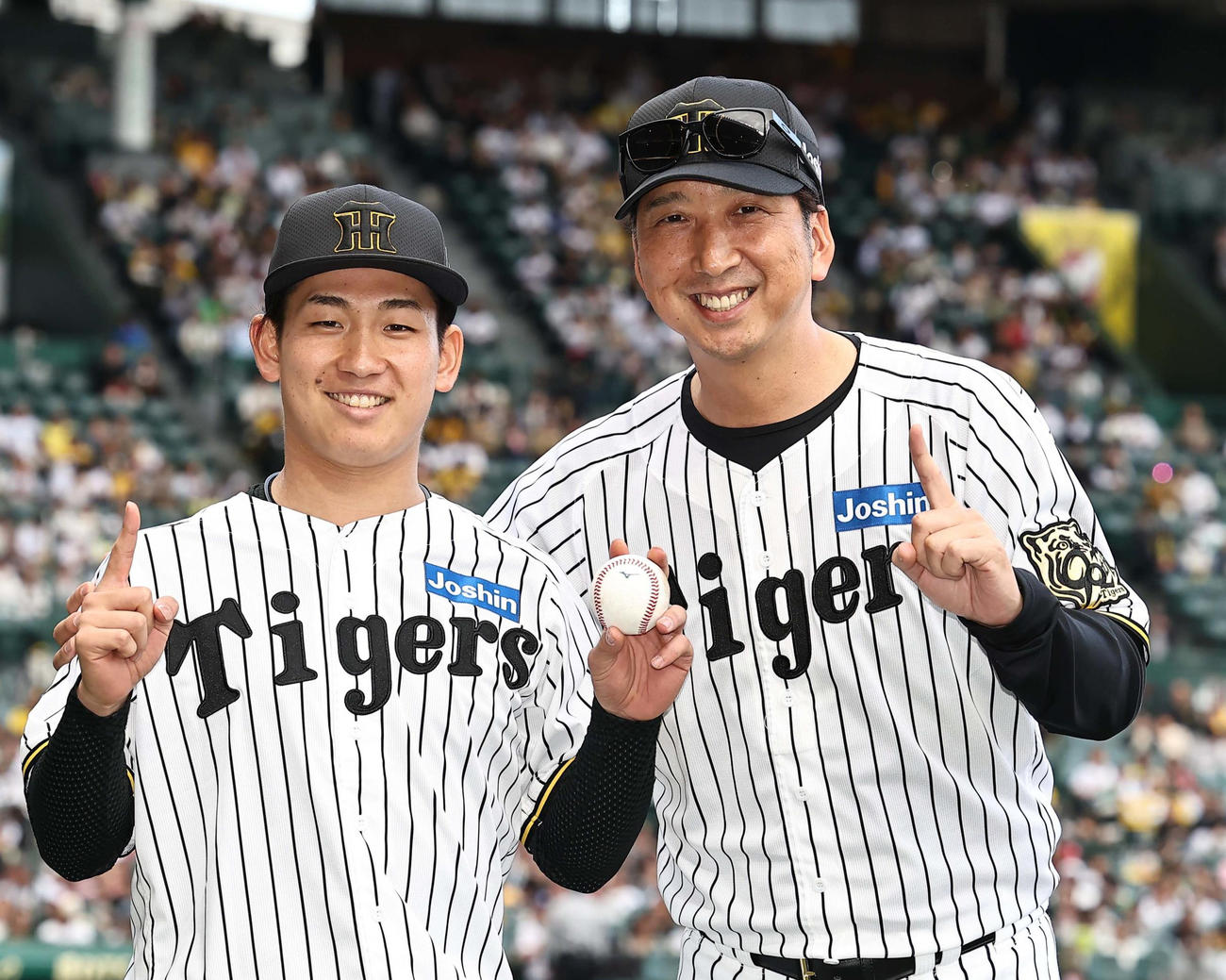 阪神対広島　プロ初勝利をあげた伊原（左）は藤川監督から祝福を受ける（撮影・上田博志）