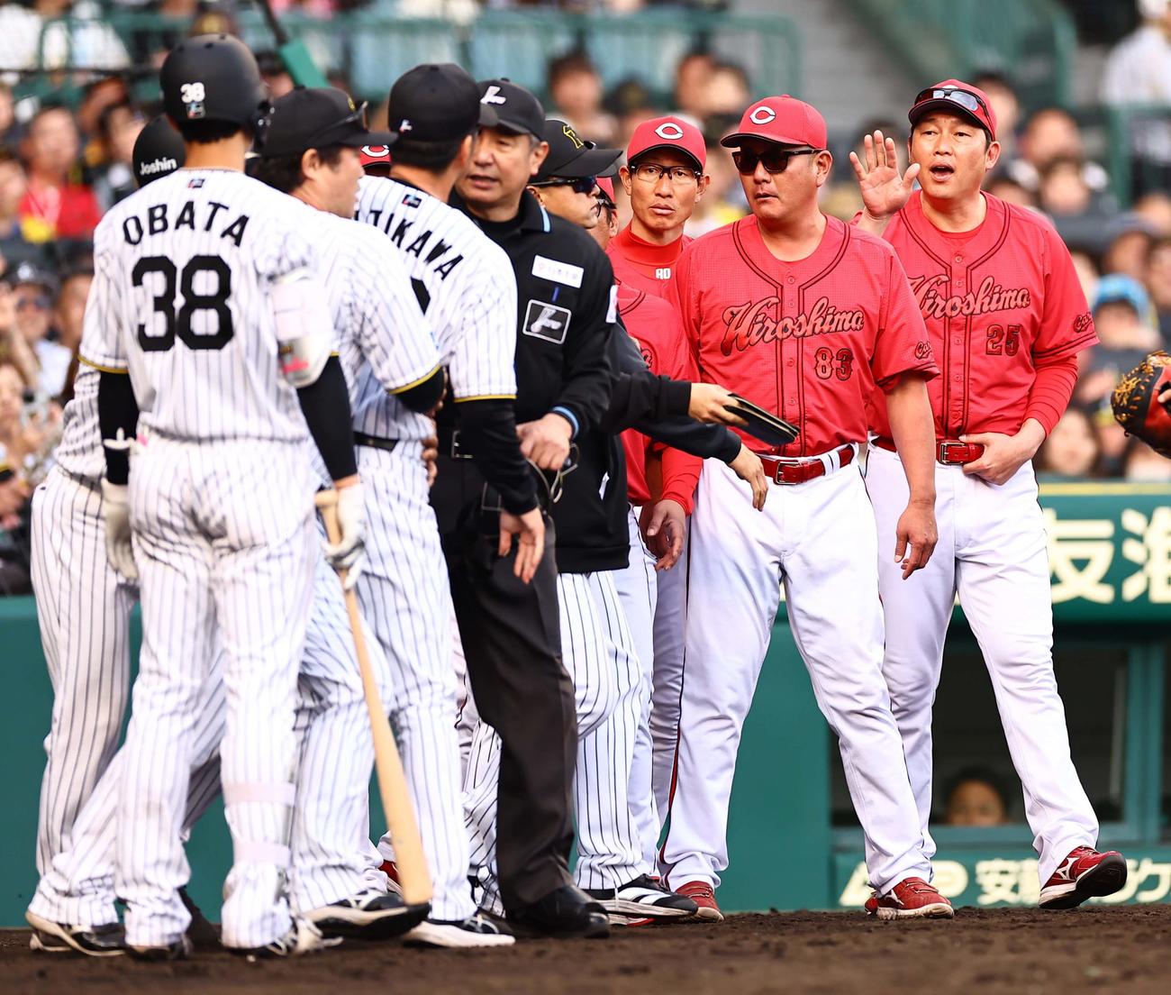 阪神対広島　8回裏阪神1死一、二塁、新井監督（右）は怒る藤川監督（左から3人目）に声を掛ける（撮影・上田博志）
