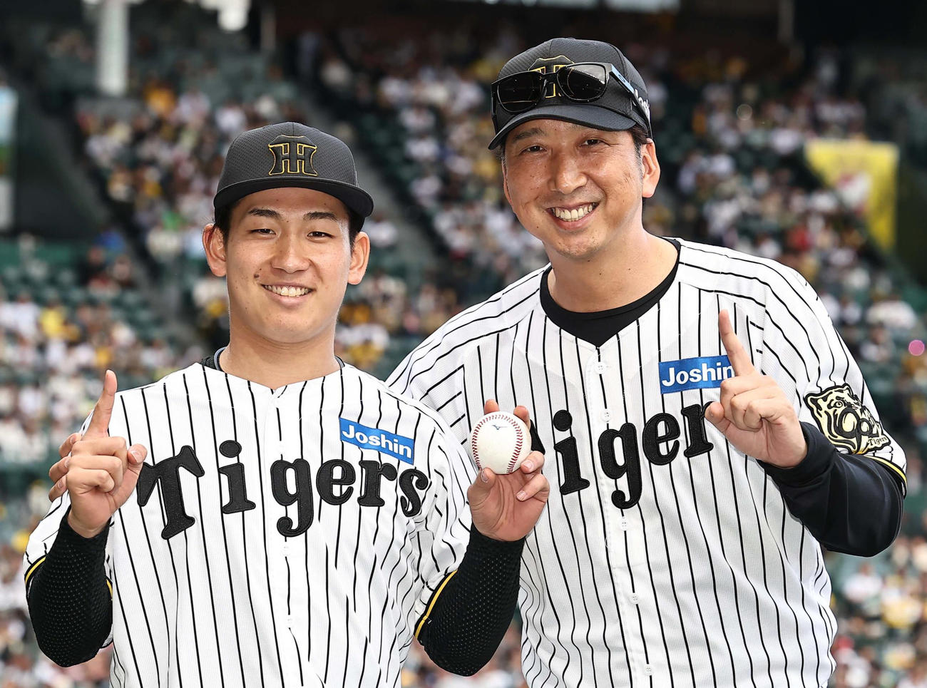 阪神対広島　プロ初勝利をあげた伊原（左）は藤川監督から祝福を受ける（撮影・上田博志）