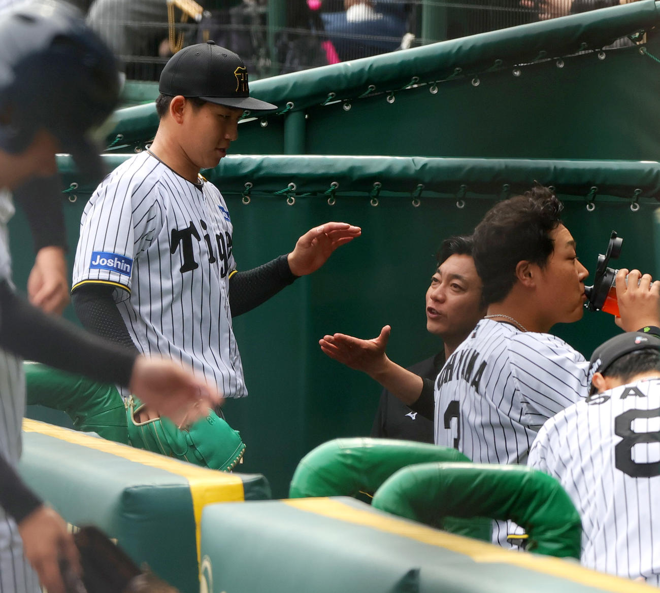 阪神対広島　初回を終え、ベンチへ引き揚げる阪神先発の伊原（左）（撮影・上山淳一）