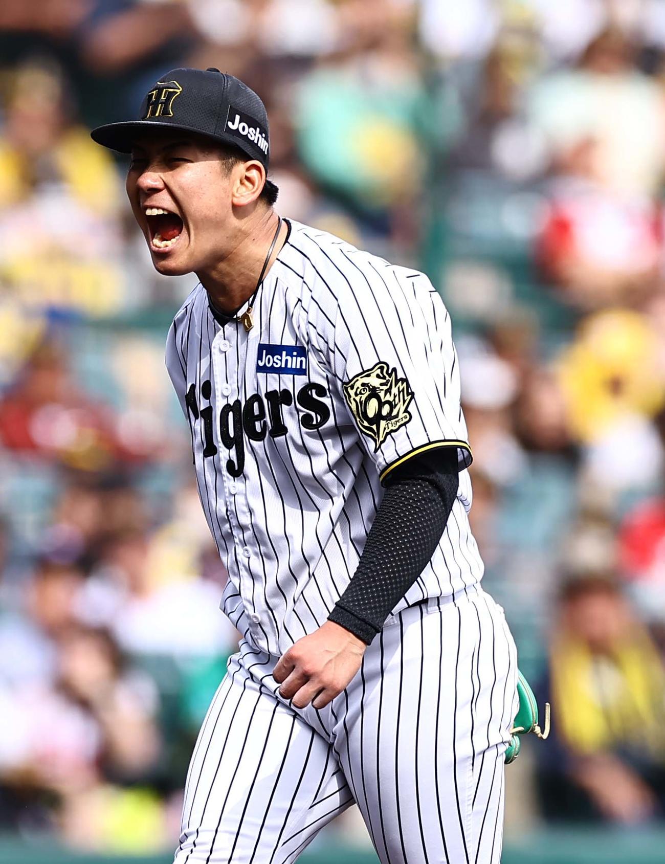 阪神対広島　4回表広島2死一、二塁、菊池から三振を奪った伊原は雄たけびをあげる（撮影・上田博志）