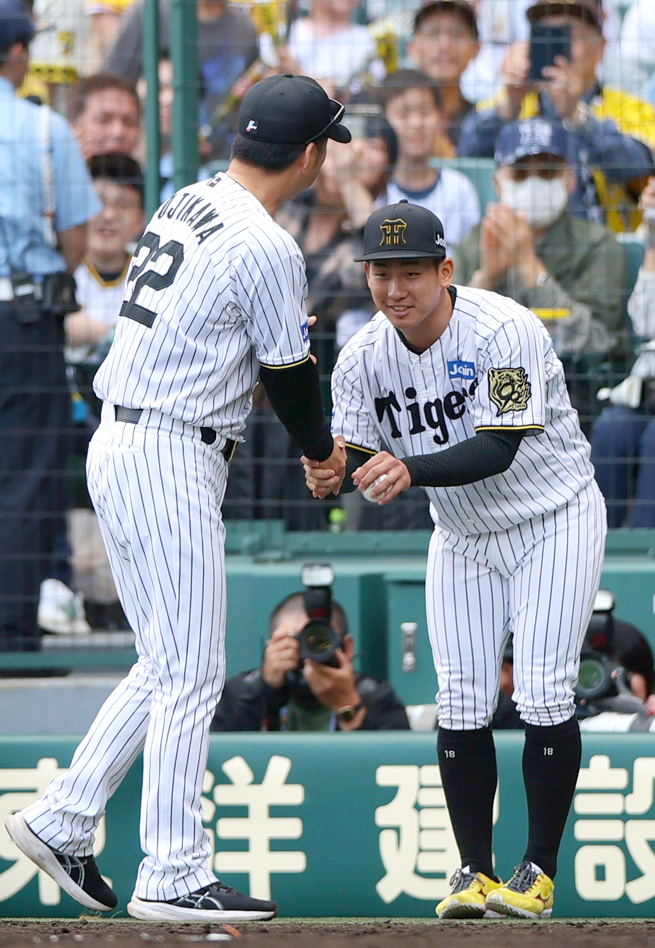 阪神対広島　プロ初勝利をあげた伊原（右）は藤川監督から祝福を受ける（撮影・上山淳一）