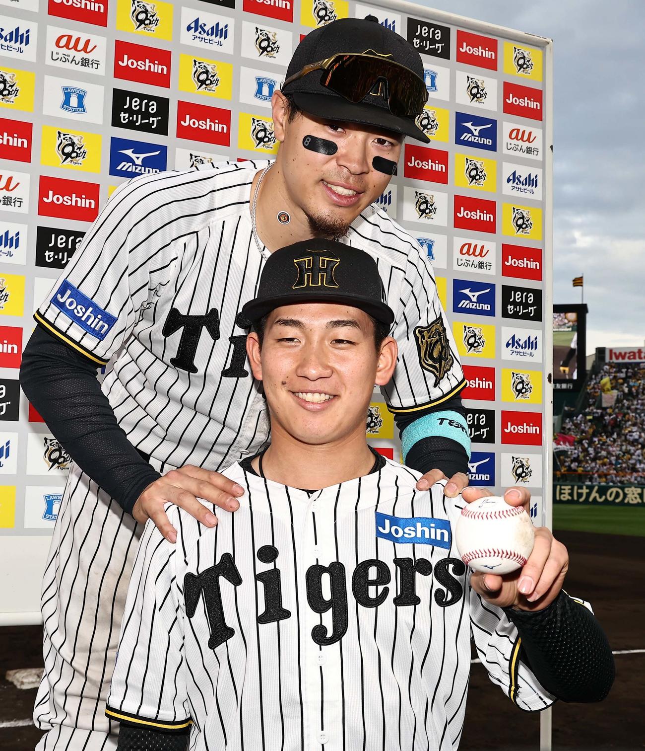 阪神対広島　勝利球を手に笑顔を見せる伊原と2本塁打の佐藤輝（撮影・上田博志）