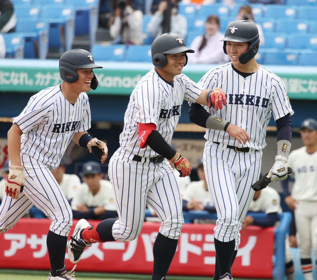 立大対法大　2回表立大2死満塁、山形（中央）は右越えに満塁本塁打を放ち放ちナインと喜ぶ（撮影・柴田隆二）