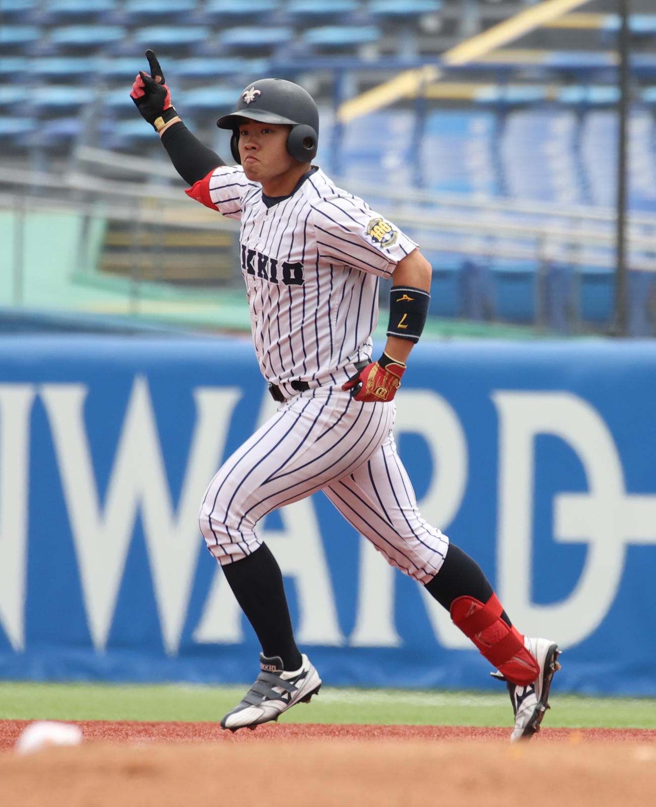 立大対法大　2回表立大2死満塁、山形は右越えに満塁本塁打を放ちガッツポーズする（撮影・柴田隆二）