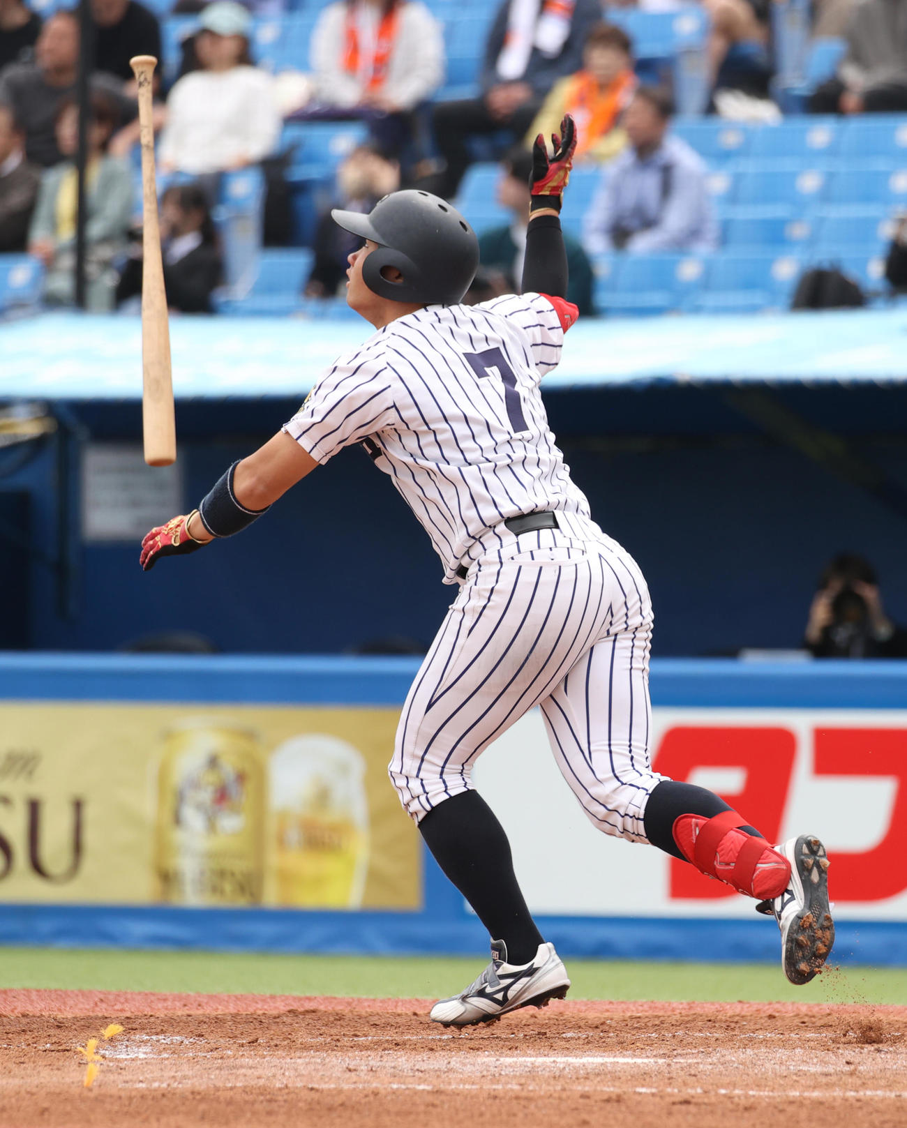 立大対法大　2回表立大2死満塁、山形は右越えに満塁本塁打を放つ（撮影・柴田隆二）