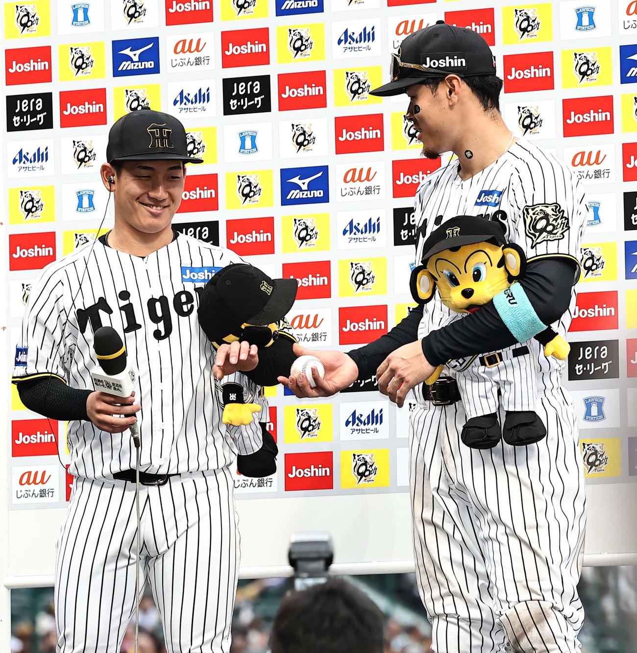 お立ち台で2本塁打6打点の佐藤輝（右）に初勝利の記念球を手渡す伊原（撮影・上田博志）