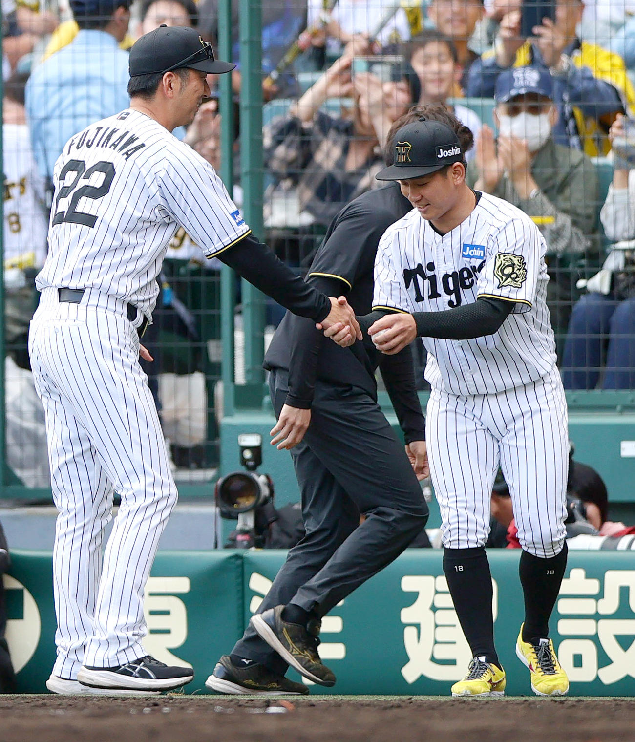 阪神対広島　プロ初勝利をあげた伊原（右）は藤川監督から祝福を受ける（撮影・上山淳一）