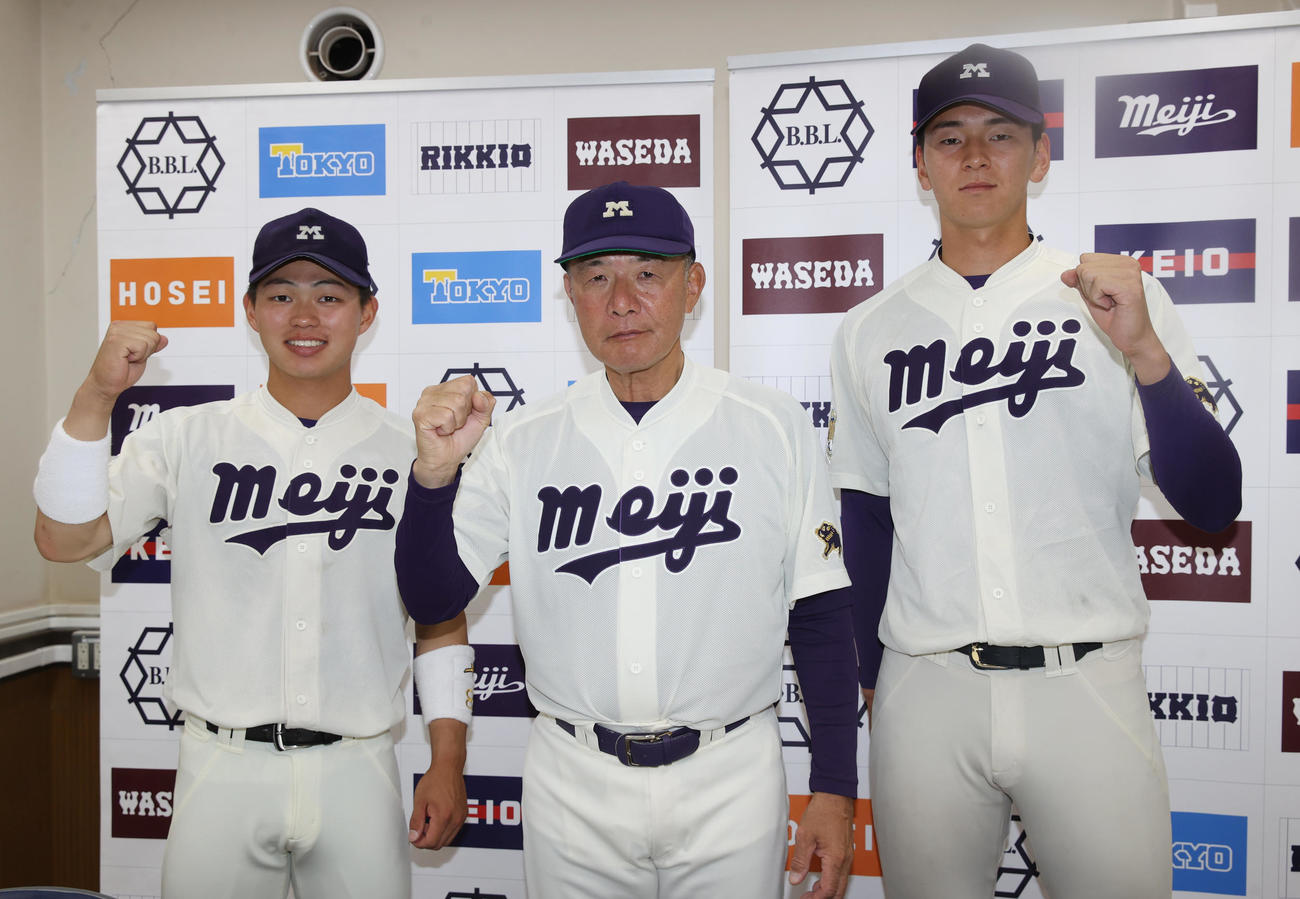 東大対明大　勝ち点を挙げガッツポーズする。左から明大・榊原、戸塚監督、高須（撮影・柴田隆二）