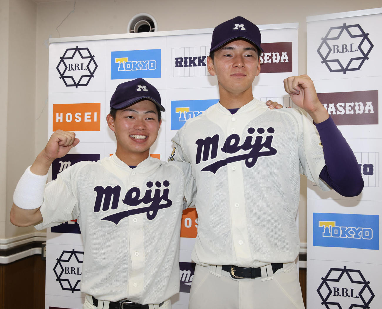 東大対明大　勝ち点を挙げガッツポーズする明大・榊原（左）と高須投手（撮影・柴田隆二）