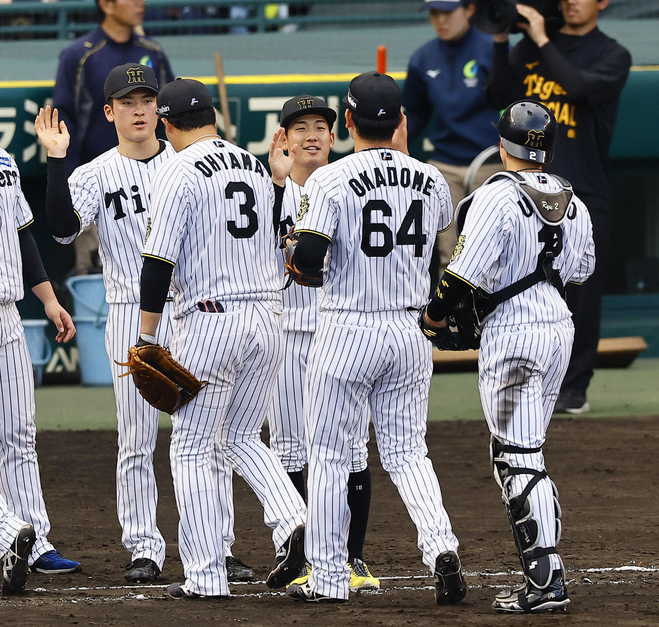 阪神対広島　プロ初勝利を飾り、ナインを出迎える伊原（中央）（撮影・藤尾明華）