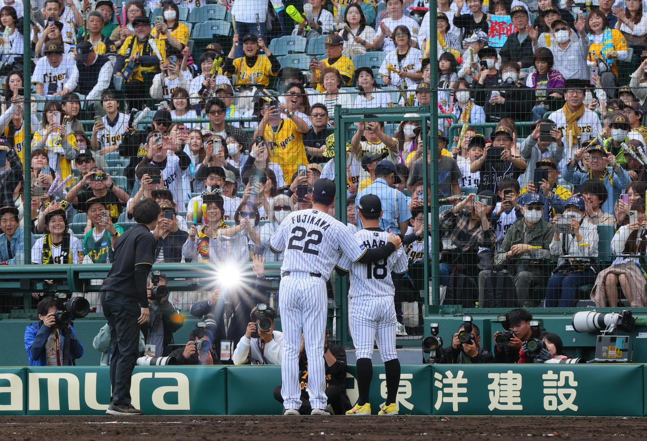 阪神対広島　プロ初勝利をあげた伊原（右）は藤川監督から祝福を受ける（撮影・上山淳一）