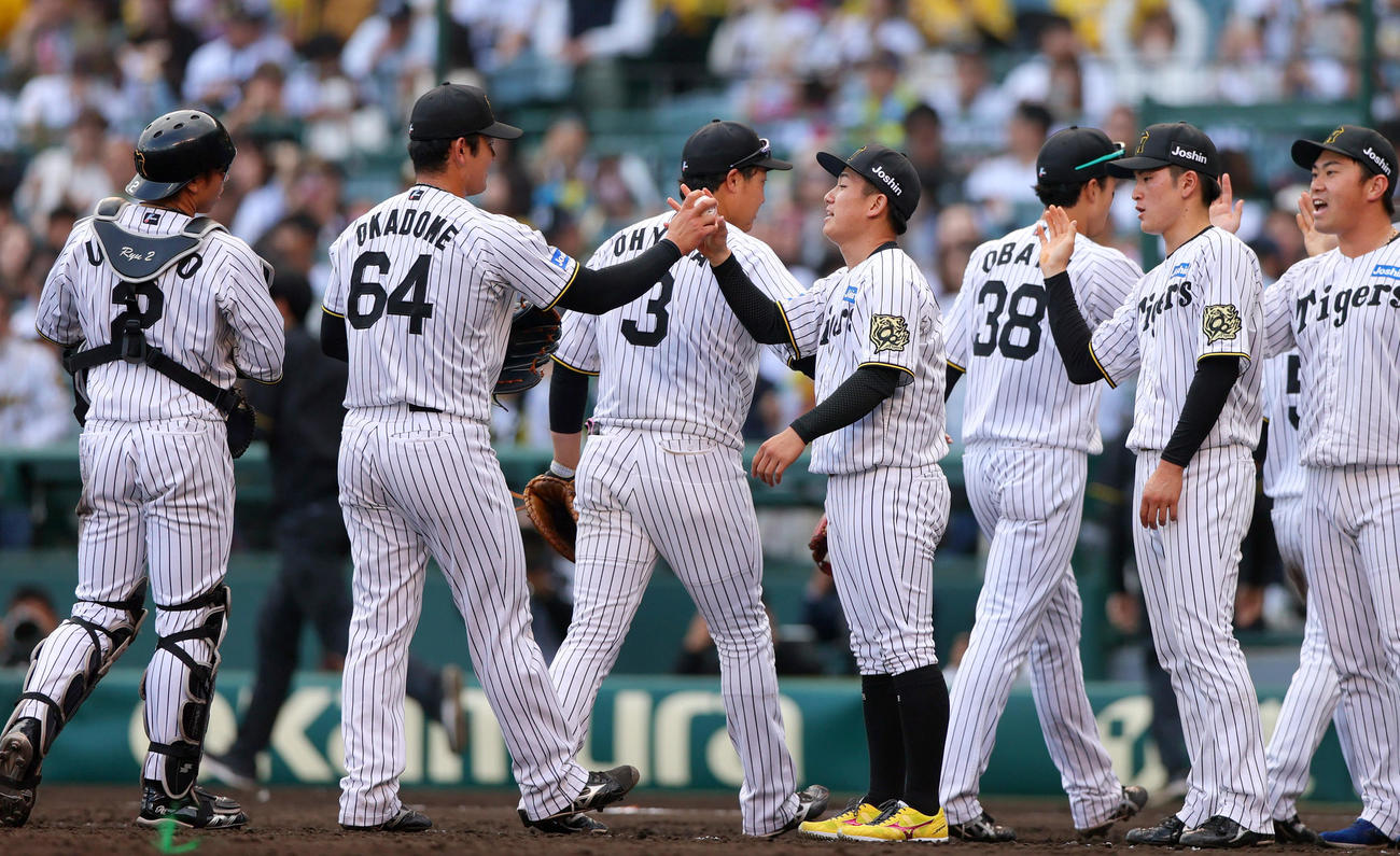 阪神対広島　広島に勝利し、試合を締めた岡留（左から2人目）からウイニングボールを受け取る伊原（同4人目）（撮影・上山淳一）