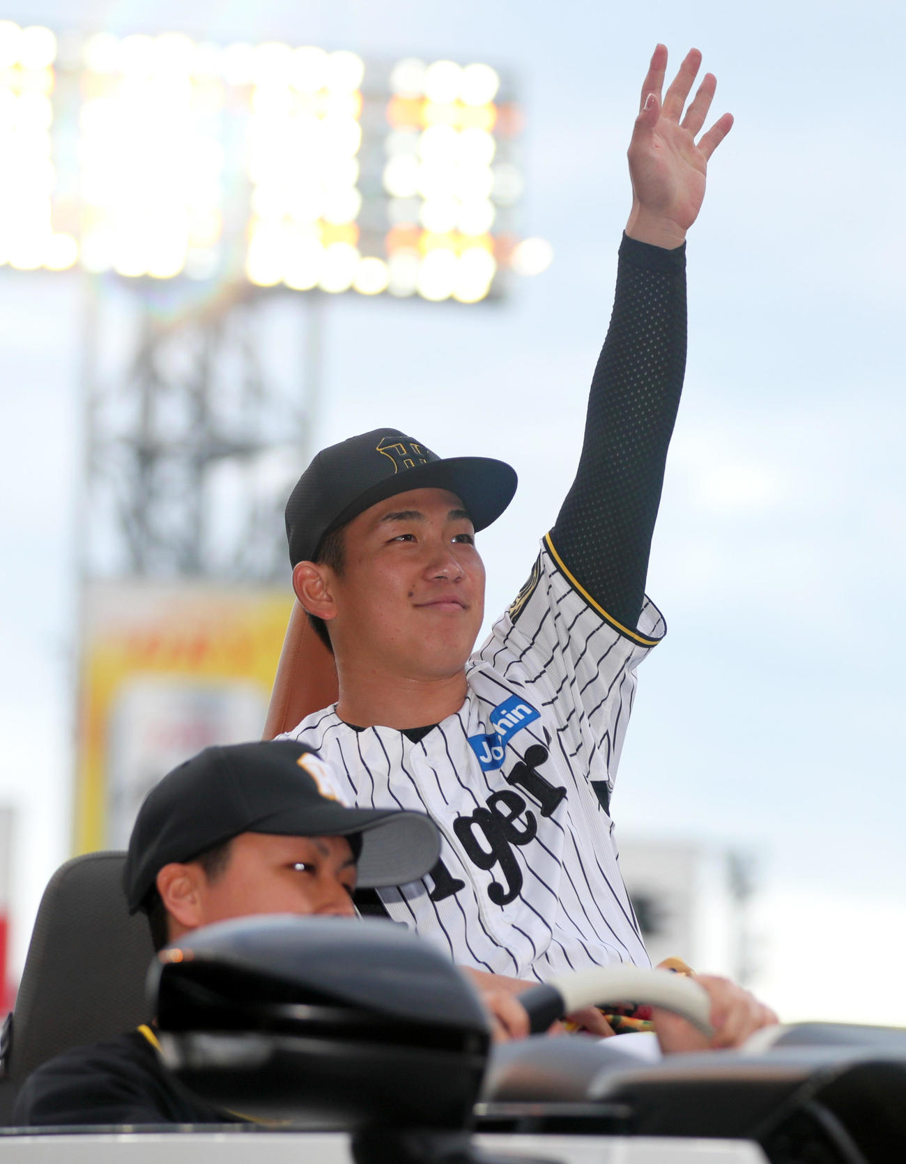 阪神対広島　初先発で初勝利を上げた阪神伊原はスタンドの応援団に手を振る（撮影・上山淳一）