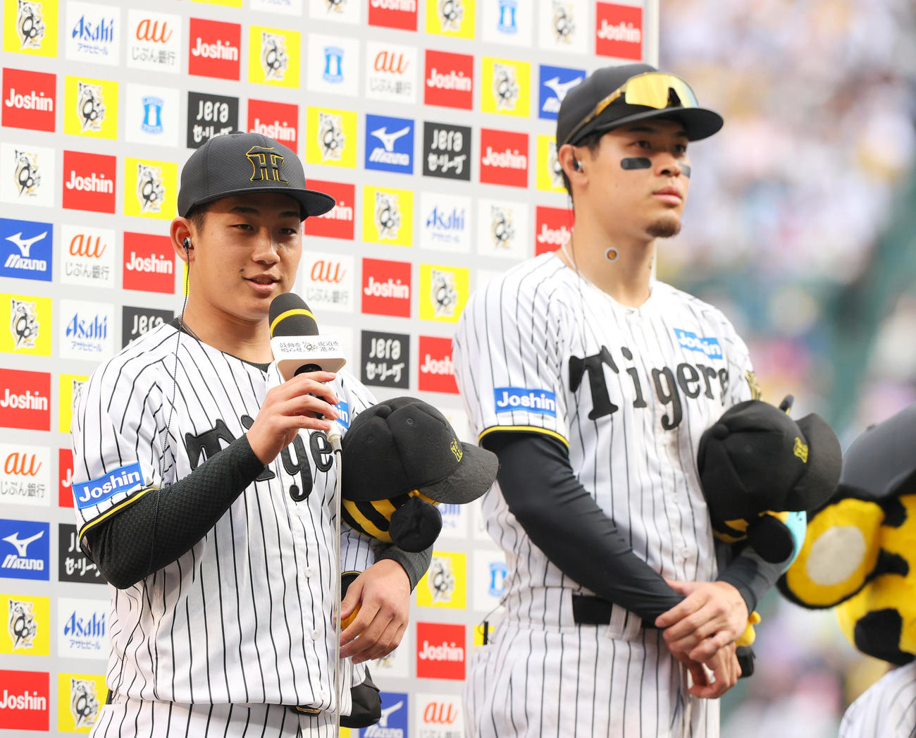 阪神対広島　初先発で初勝利を挙げた阪神伊原はヒーローインタビューに答える。右もヒーローの佐藤輝（撮影・上山淳一）