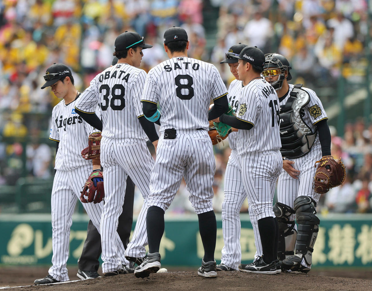 阪神対広島　3回表、伊原（右から2人目）はピンチを背負い内野陣から激励を受ける（撮影・上山淳一）