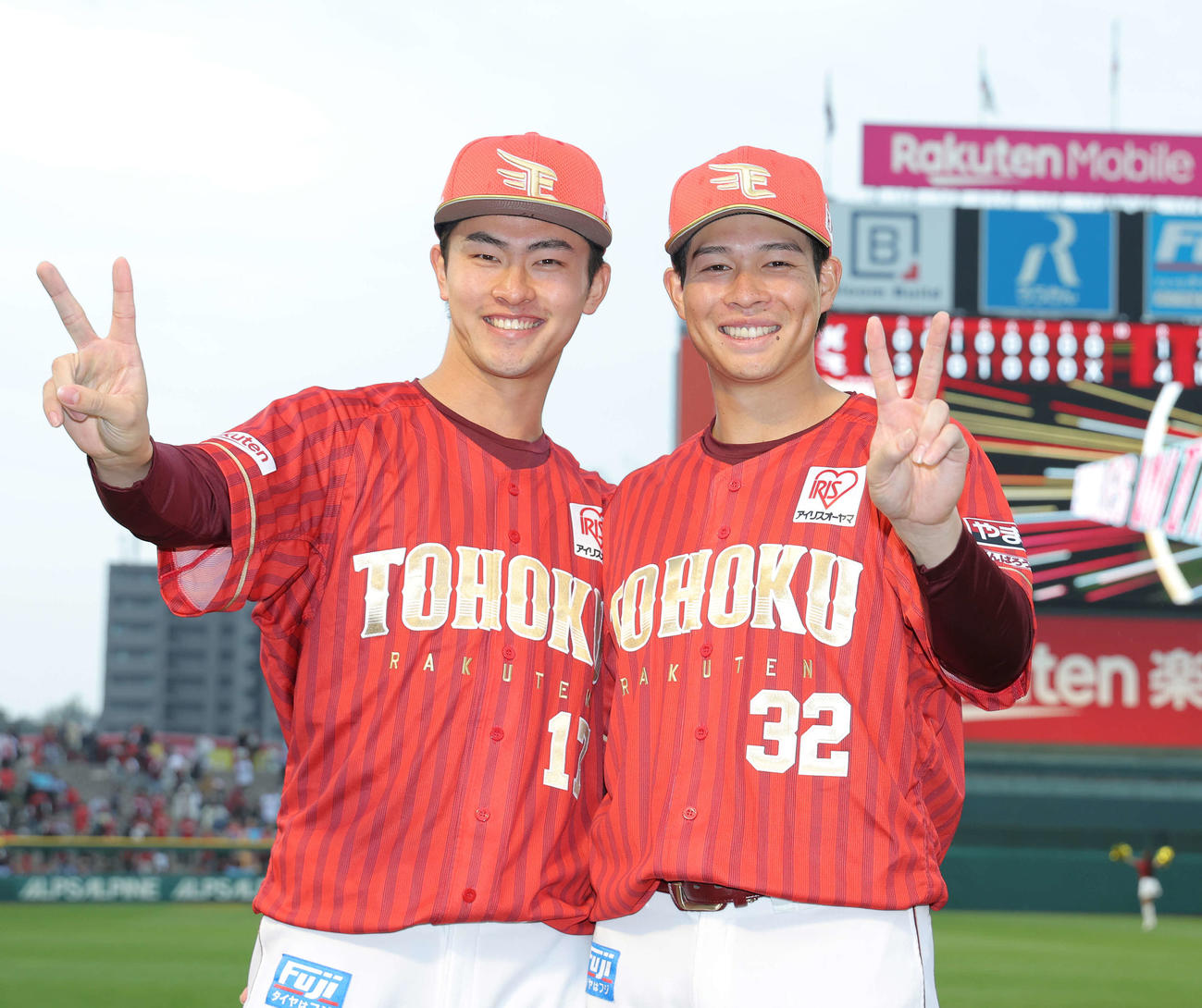 楽天対ロッテ　ロッテに勝利し、Vサインで写真に納まる楽天古謝（左）と中島（撮影・河田真司）