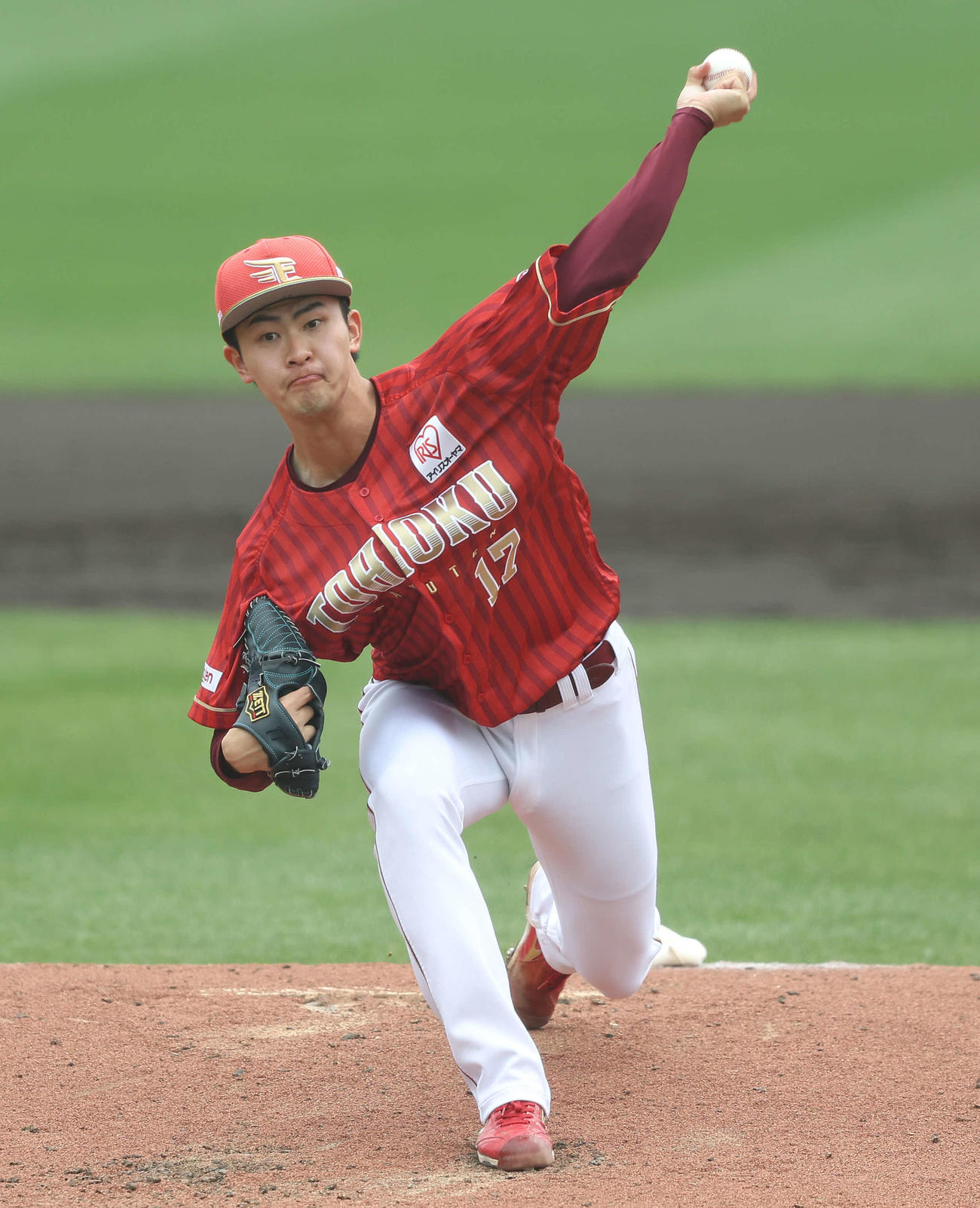 楽天対ロッテ　3回表、力投する古謝（撮影・河田真司）