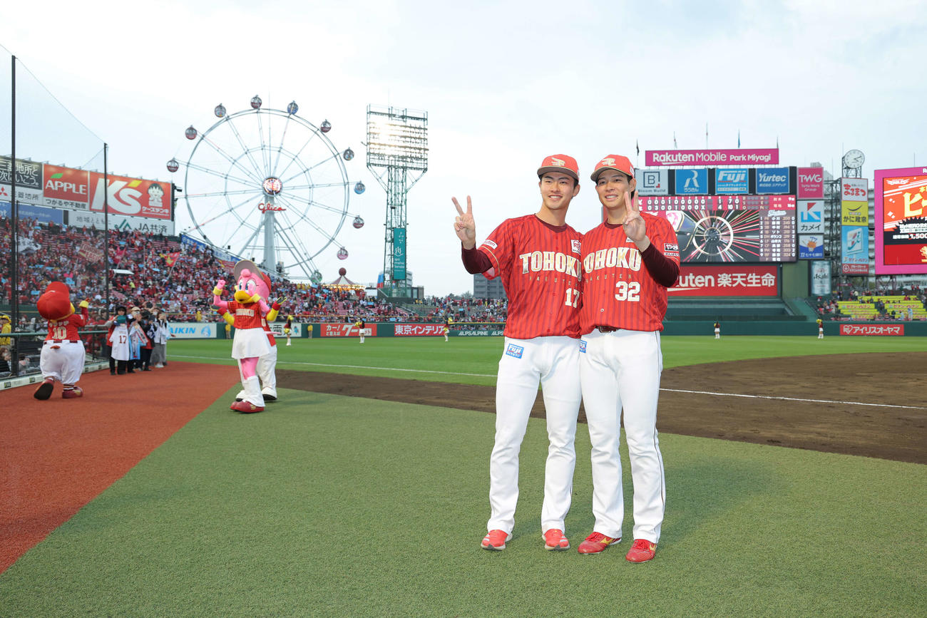 楽天対ロッテ　ロッテに勝利し、Vサインで写真に納まる楽天古謝（左）と中島（撮影・河田真司）