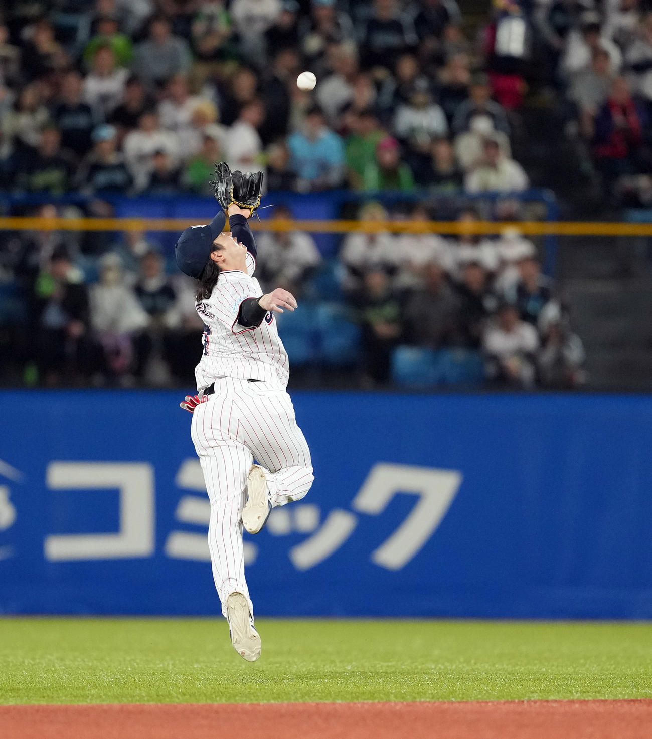 ヤクルト対巨人　8回表巨人1死、岡本の飛球をジャンピングキャッチする遊撃手長岡（撮影・たえ見朱実）