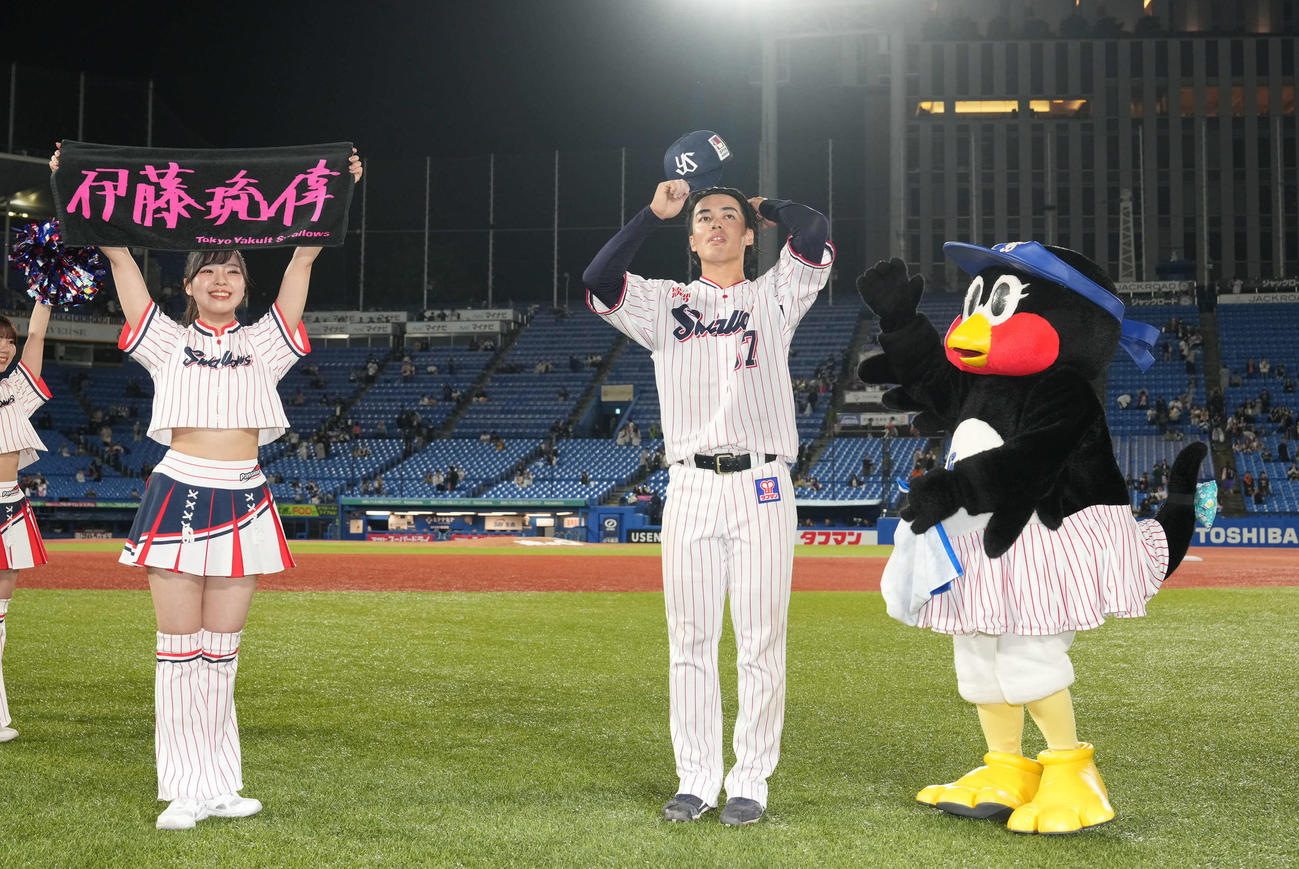 ヤクルト対巨人　ヒーローインタビューを終え球団マスコットのつばみ（右）と右翼席のファンにあいさつする伊藤（撮影・小沢裕）