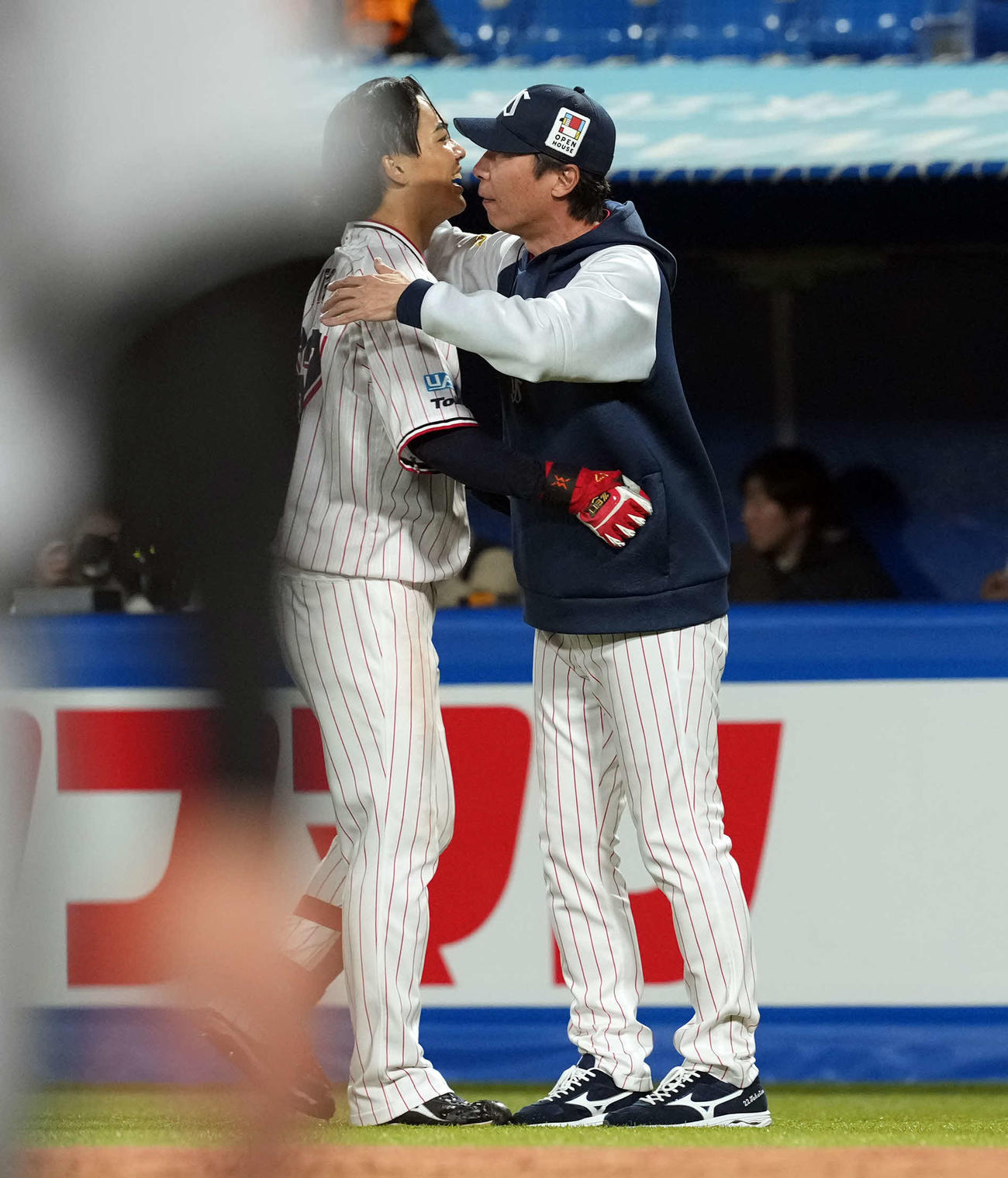 ヤクルト対巨人　10回裏、サヨナラ打を放った伊藤を抱き寄せる高津監督（撮影・たえ見朱実）